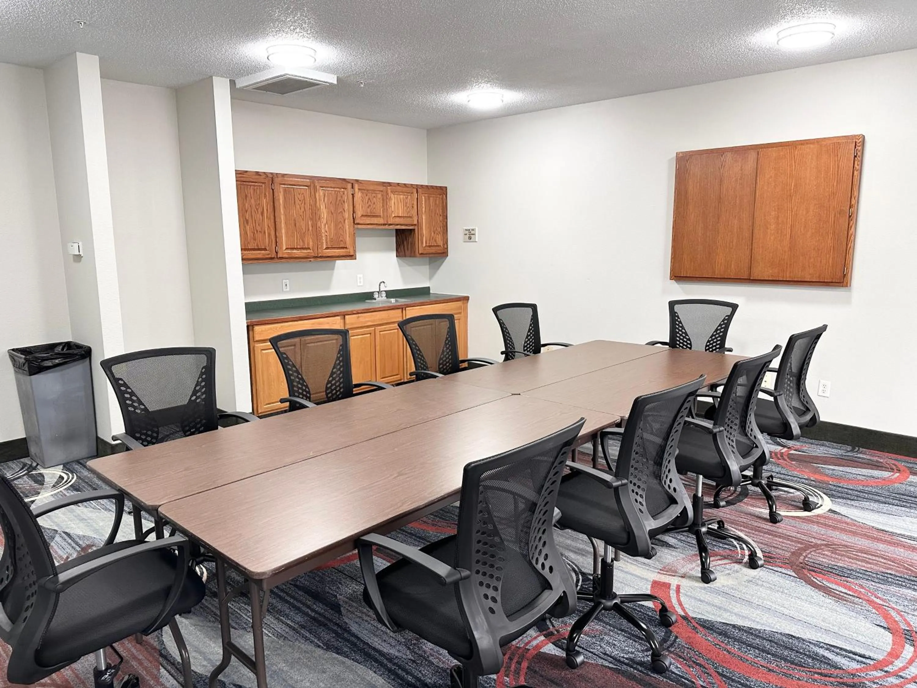 Seating area in MainStay Suites Madison Airport