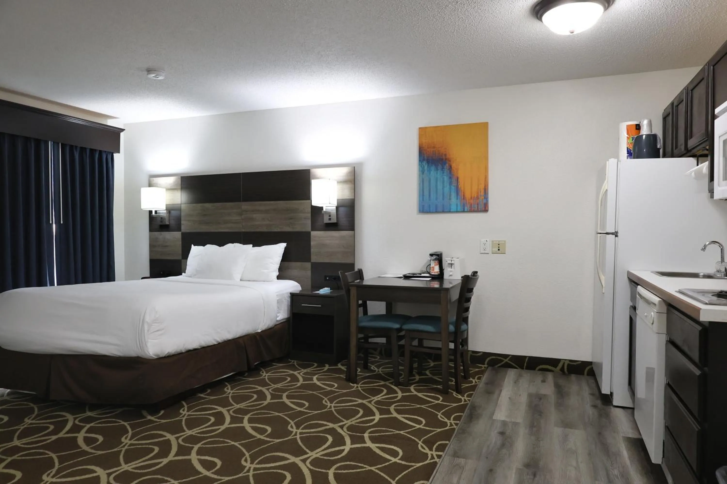 Kitchen or kitchenette, Bed in MainStay Suites Madison Airport