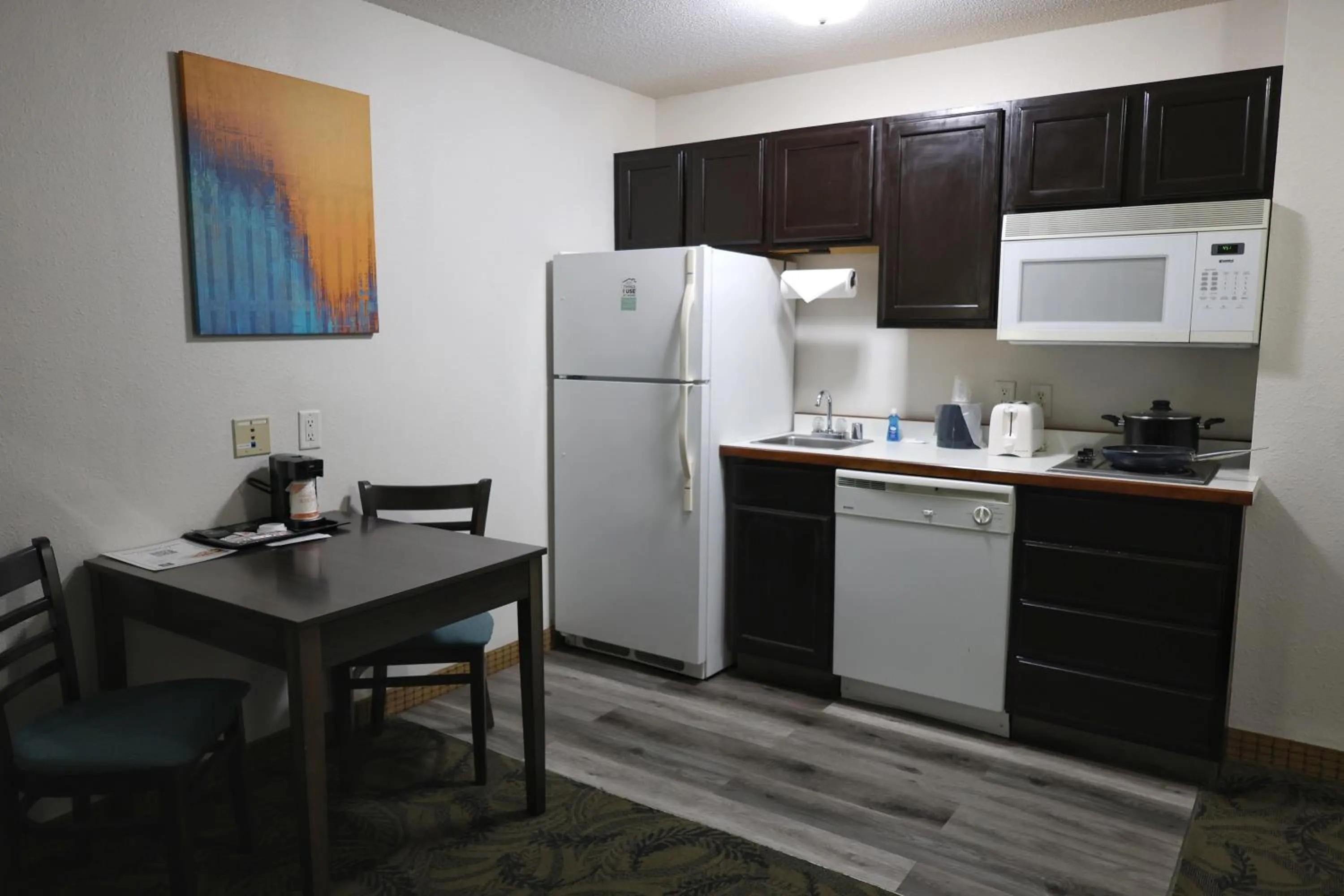 Kitchen or kitchenette in MainStay Suites Madison Airport
