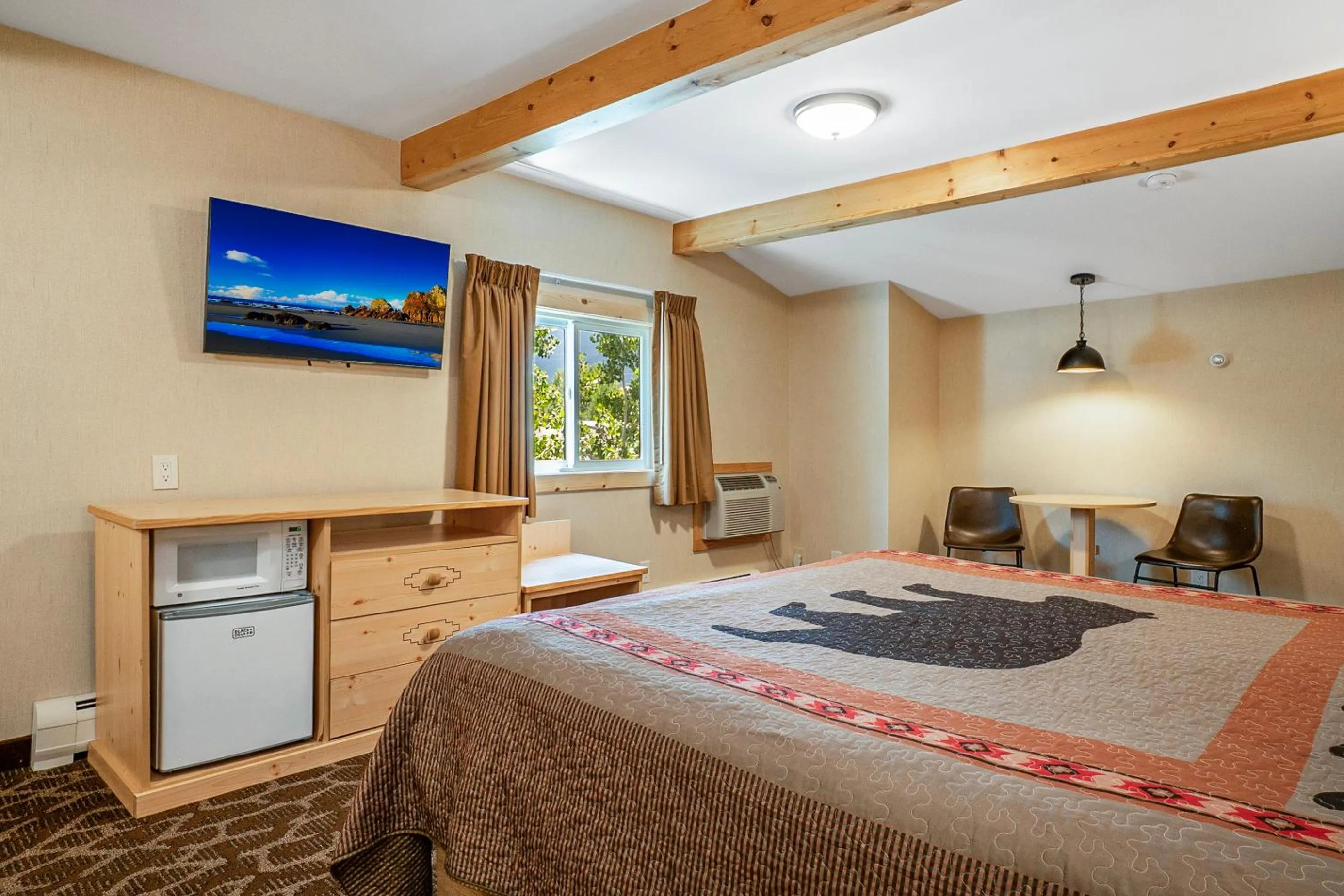 Photo of the whole room, Bed in Spirit Lake Lodge