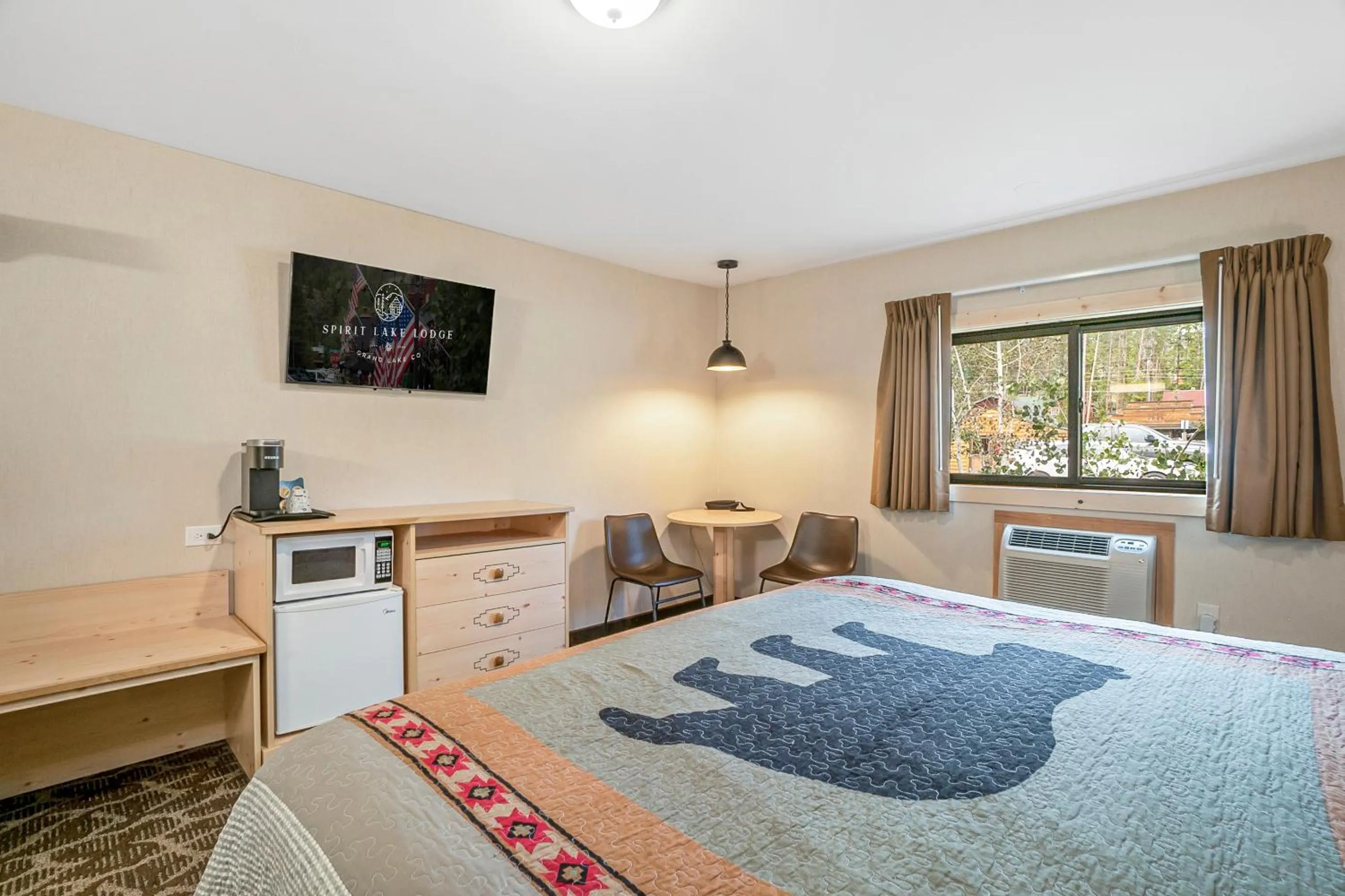 Photo of the whole room, Bed in Spirit Lake Lodge