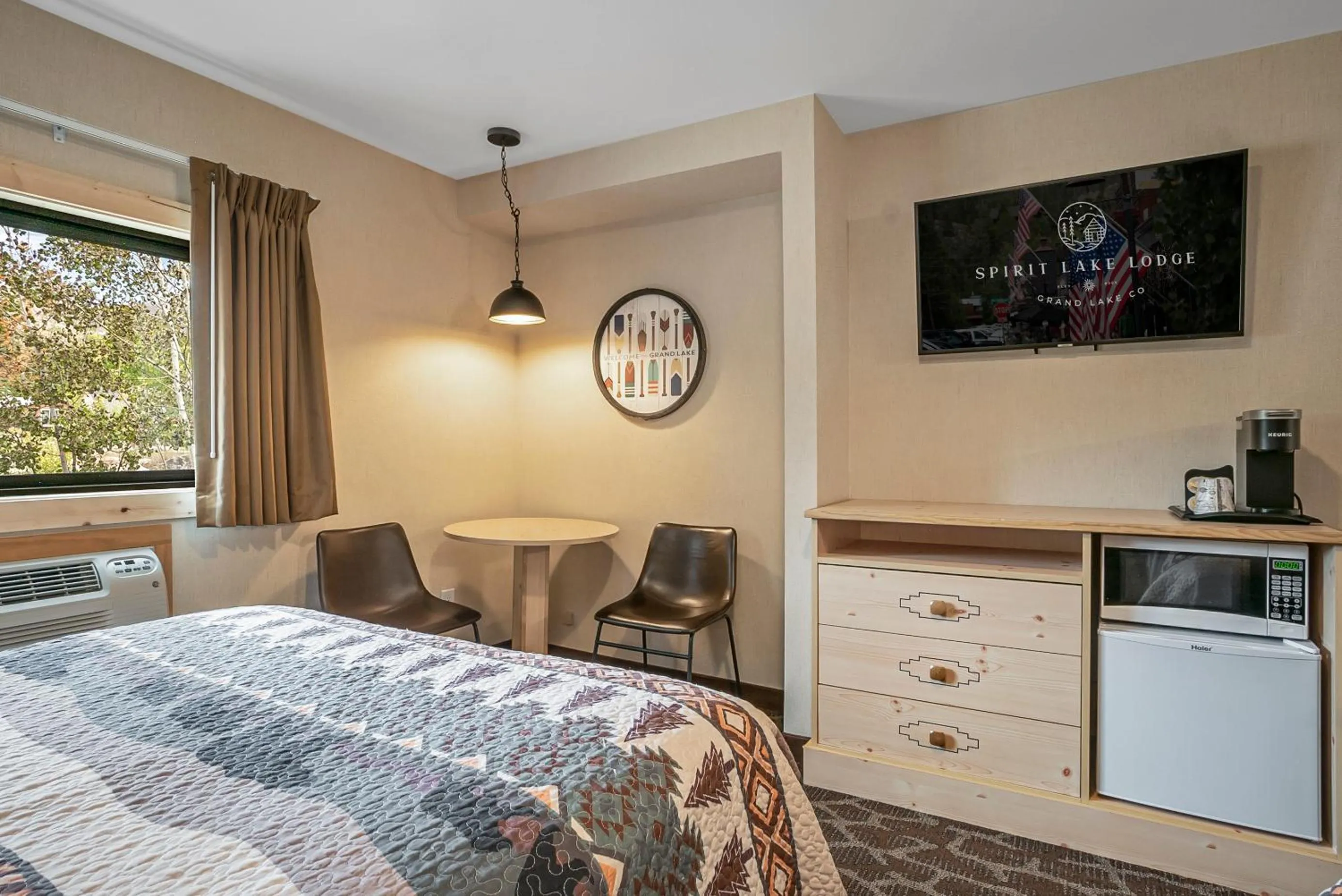 Photo of the whole room, Bed in Spirit Lake Lodge