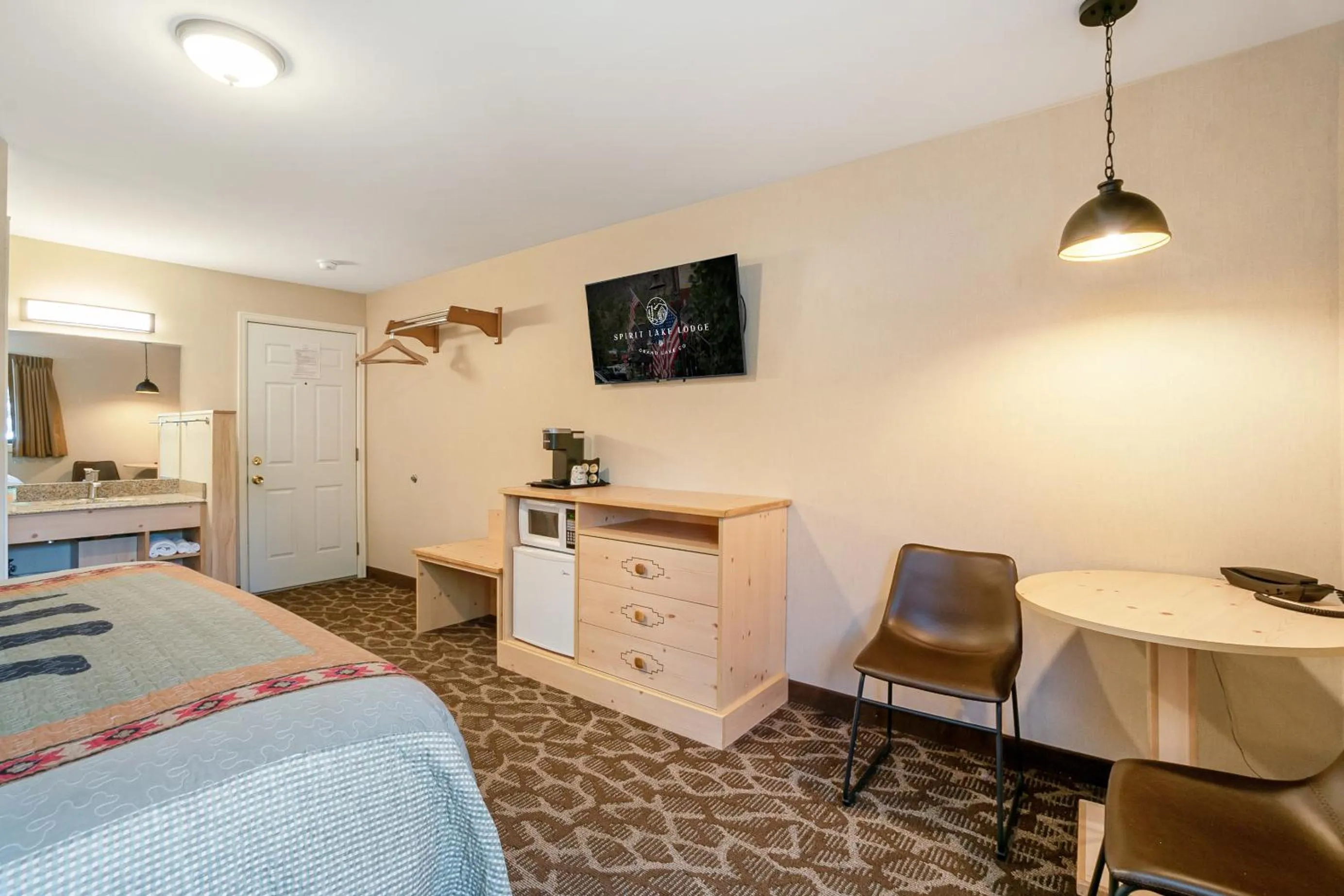 Photo of the whole room in Spirit Lake Lodge