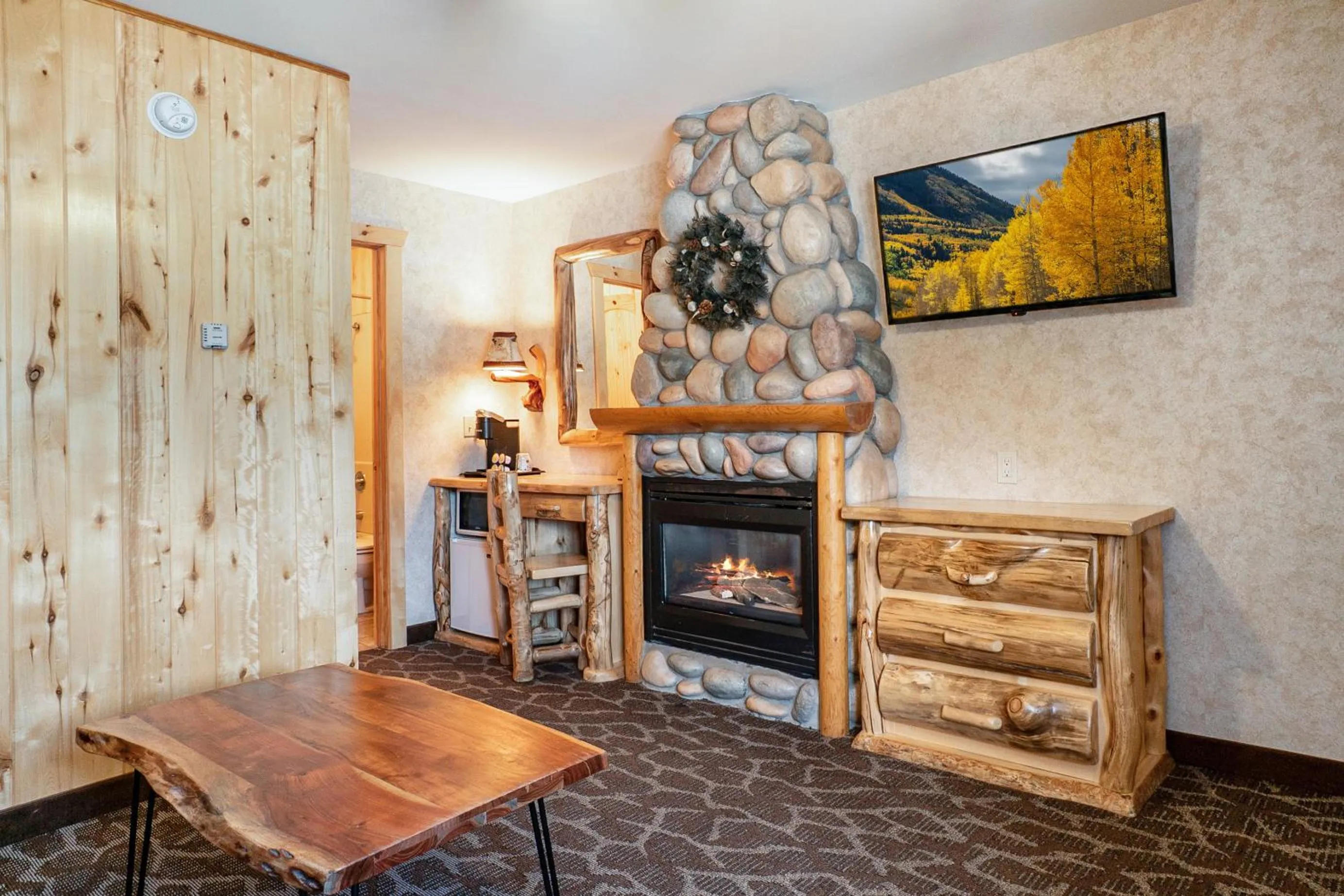 Living room, Bed in Spirit Lake Lodge