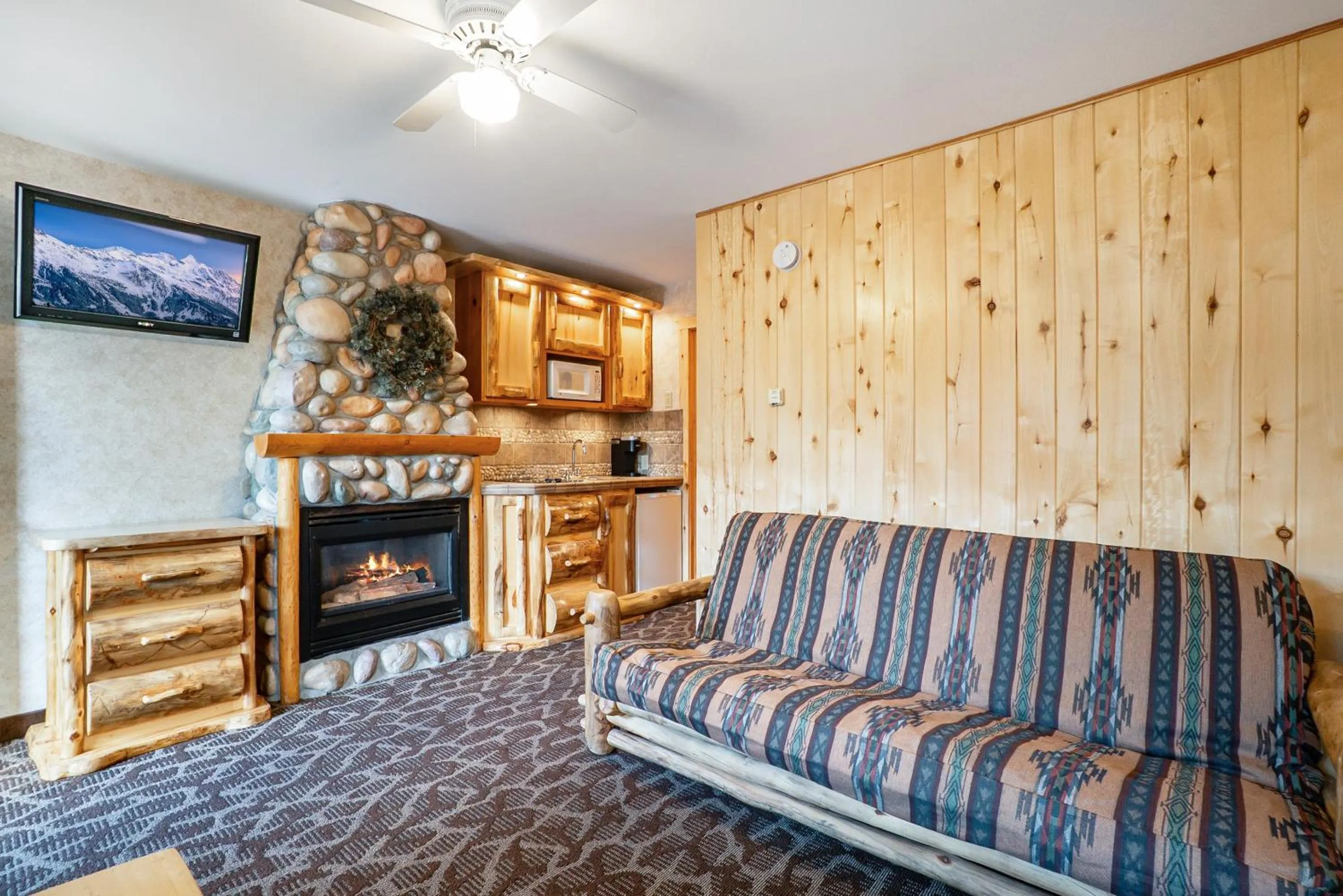 Kitchen or kitchenette in Spirit Lake Lodge