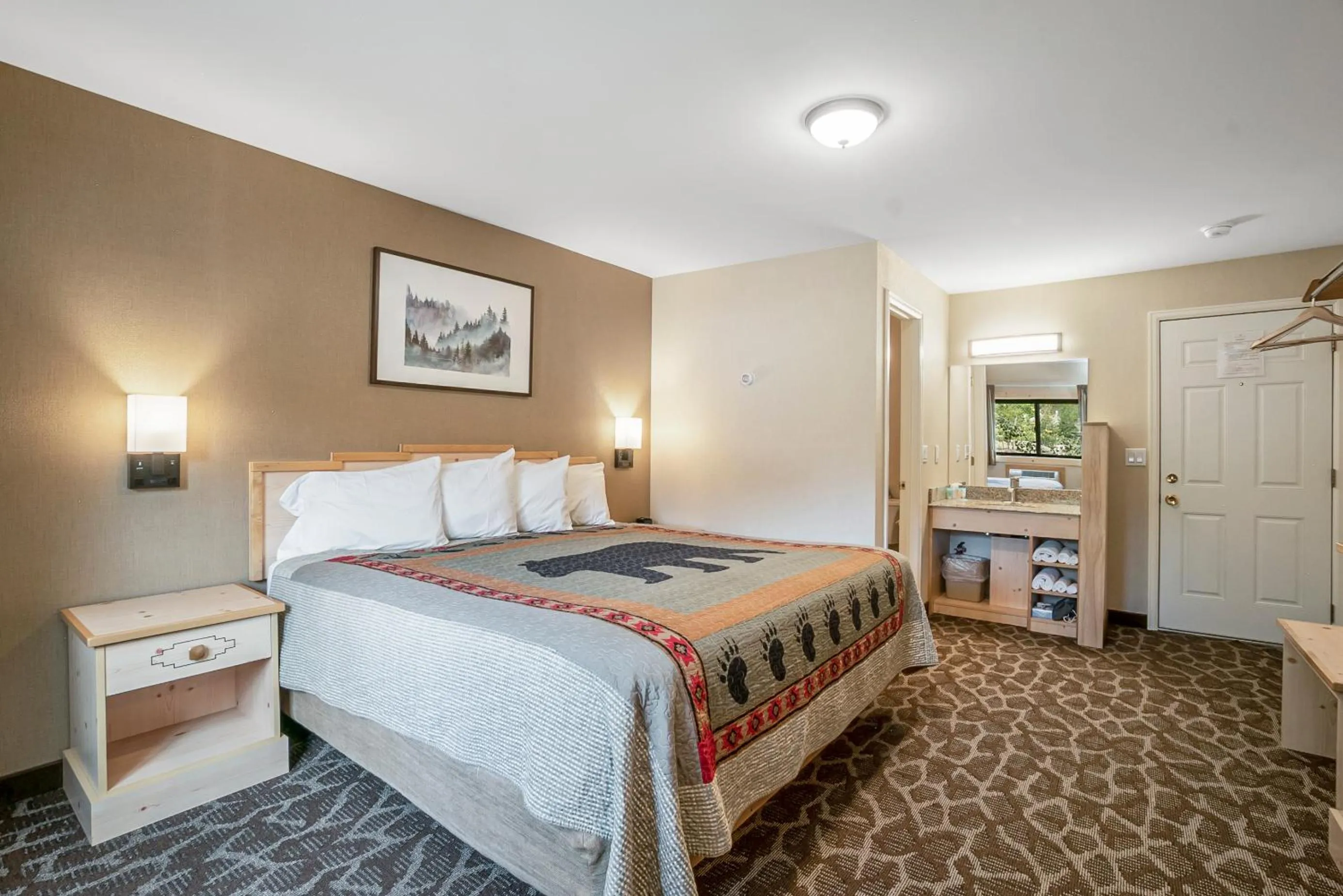 Photo of the whole room, Bed in Spirit Lake Lodge