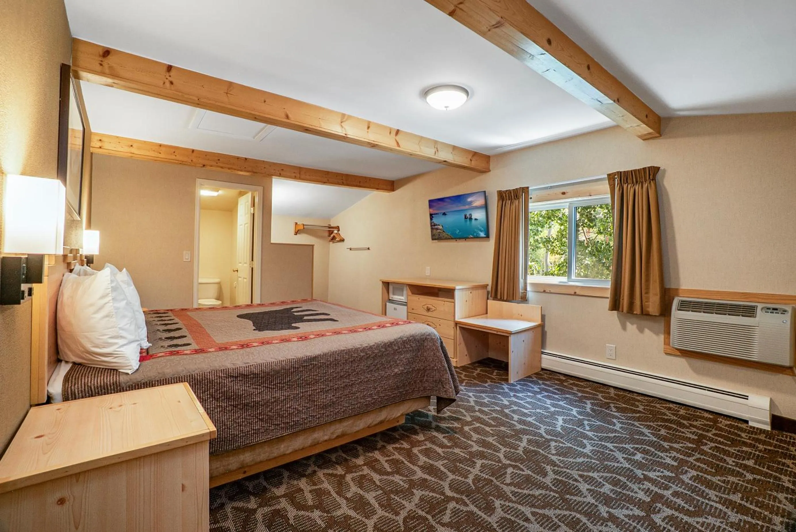 Photo of the whole room, Bed in Spirit Lake Lodge
