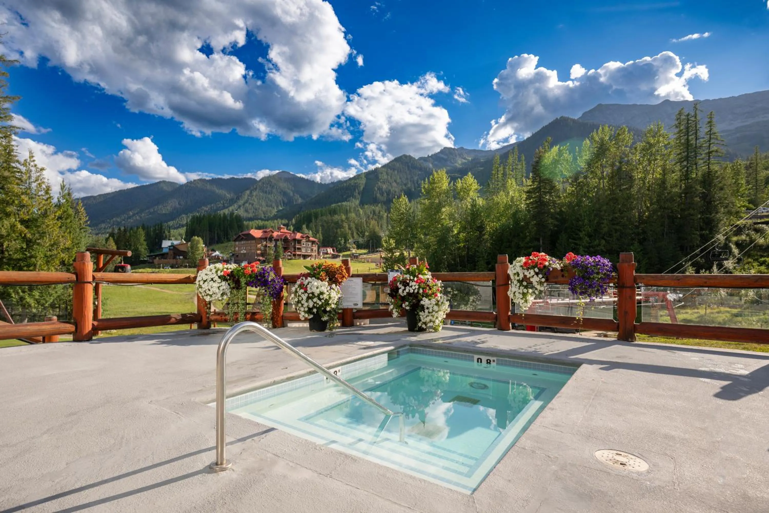 Swimming pool in Lizard Creek Lodge