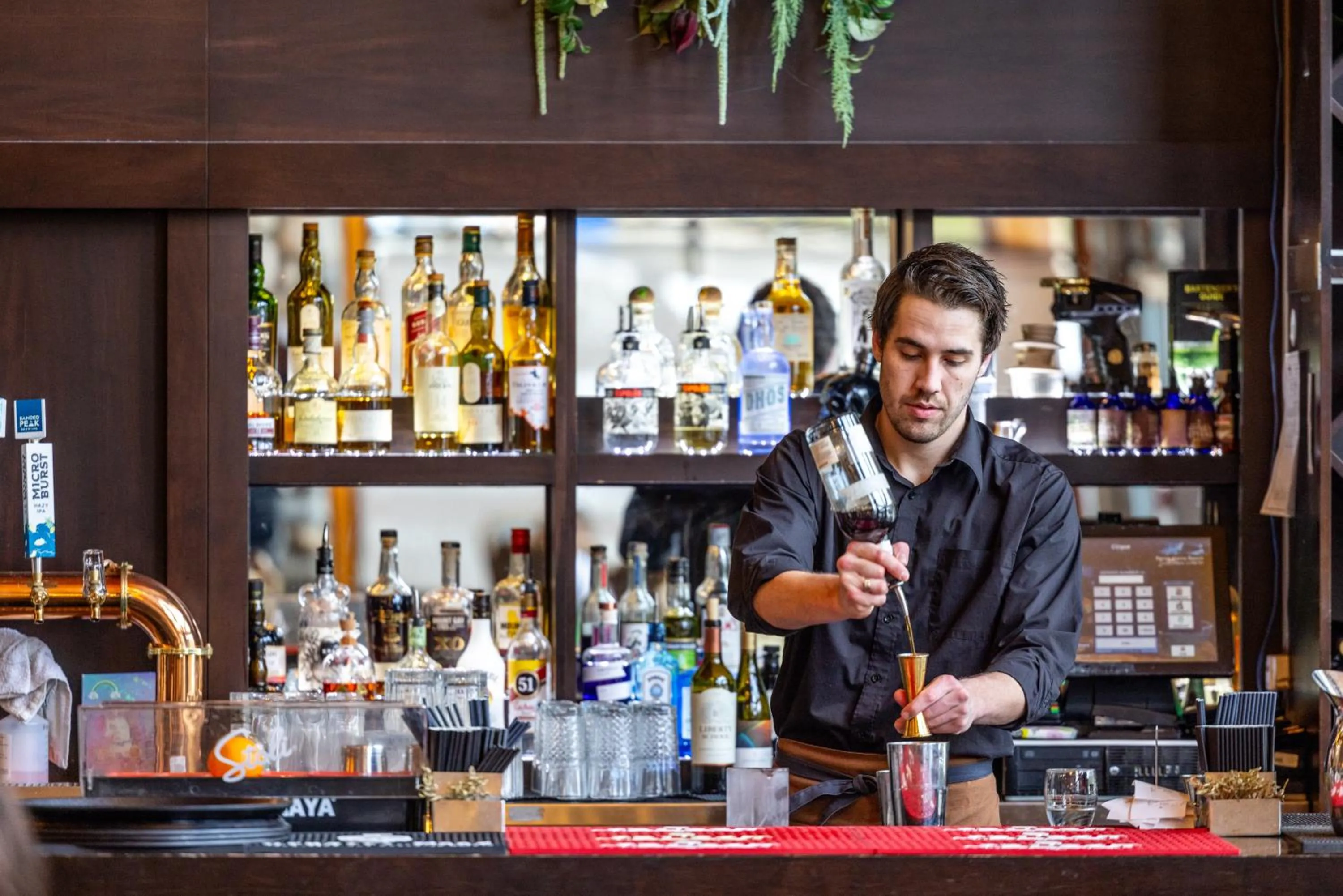 Lounge or bar in Lizard Creek Lodge