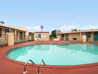 Knights Inn - Tucker