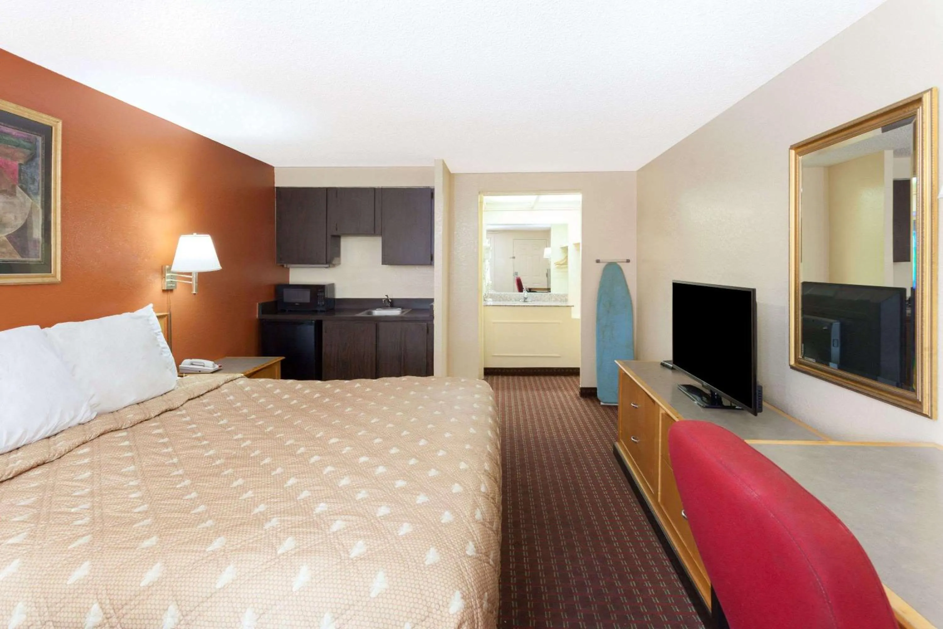 Photo of the whole room, Bed in Knights Inn - Tucker