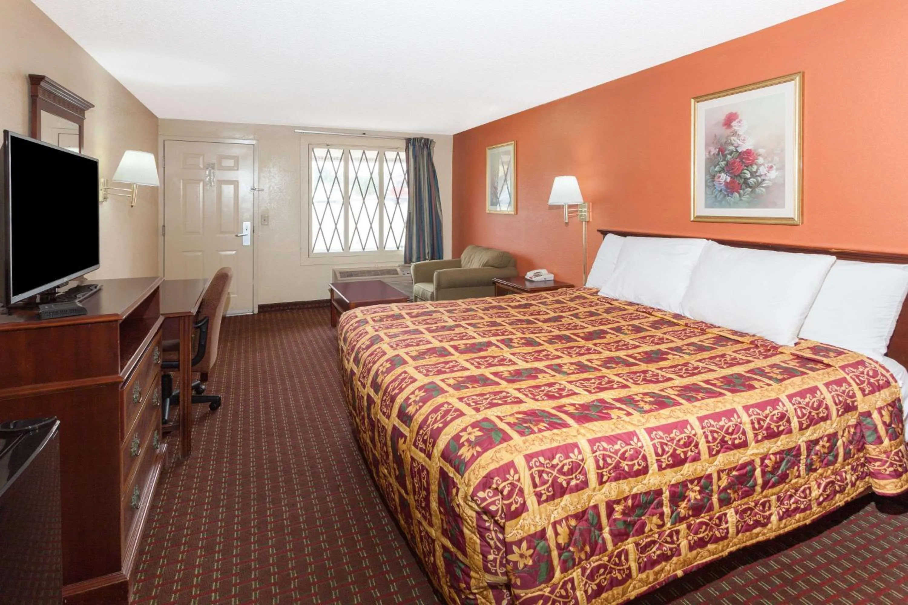 Photo of the whole room, Bed in Knights Inn - Tucker