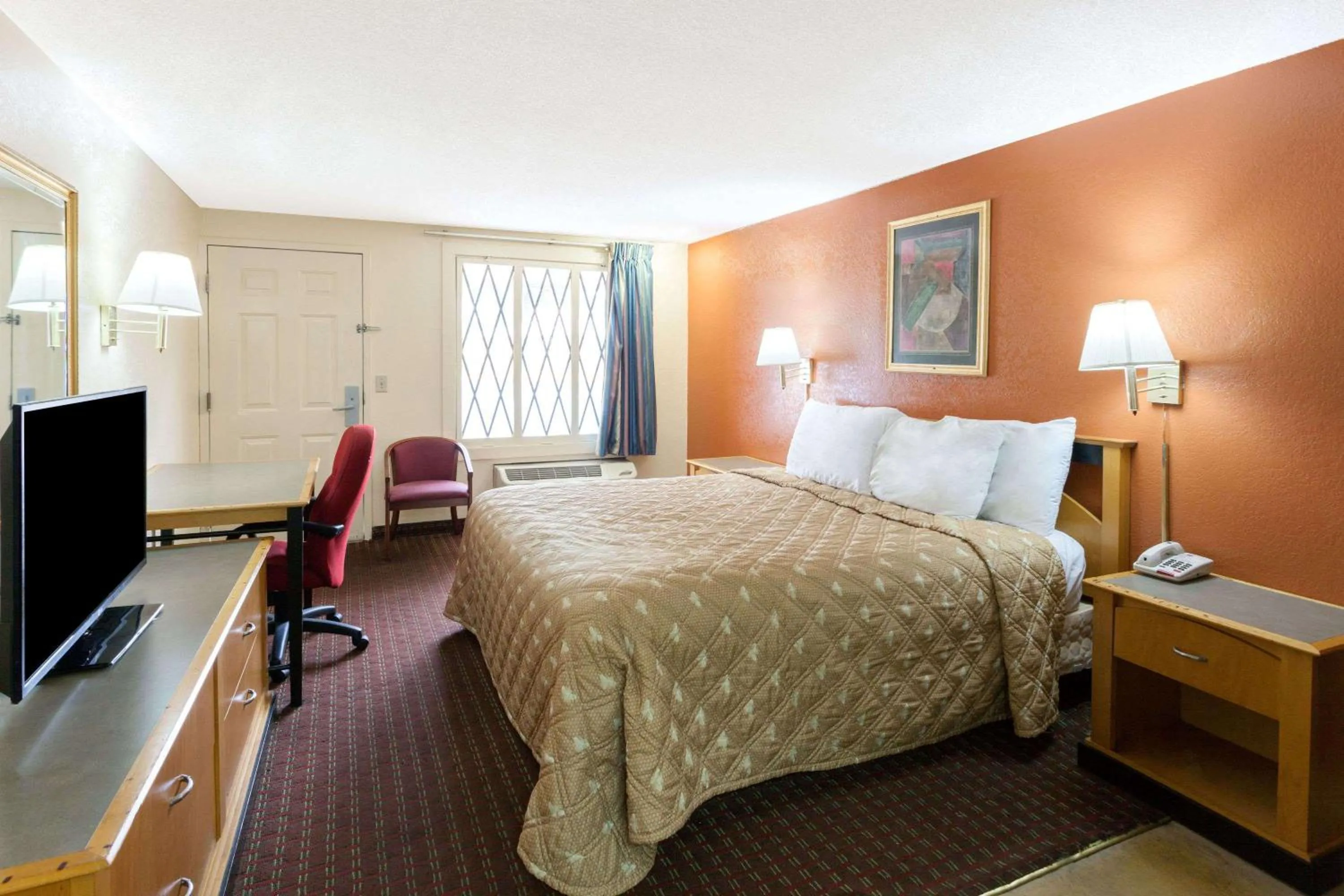 Photo of the whole room, Bed in Knights Inn - Tucker