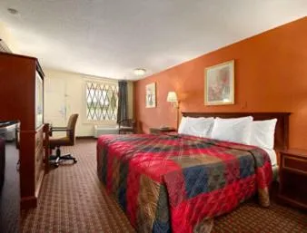 Bed in Knights Inn - Tucker