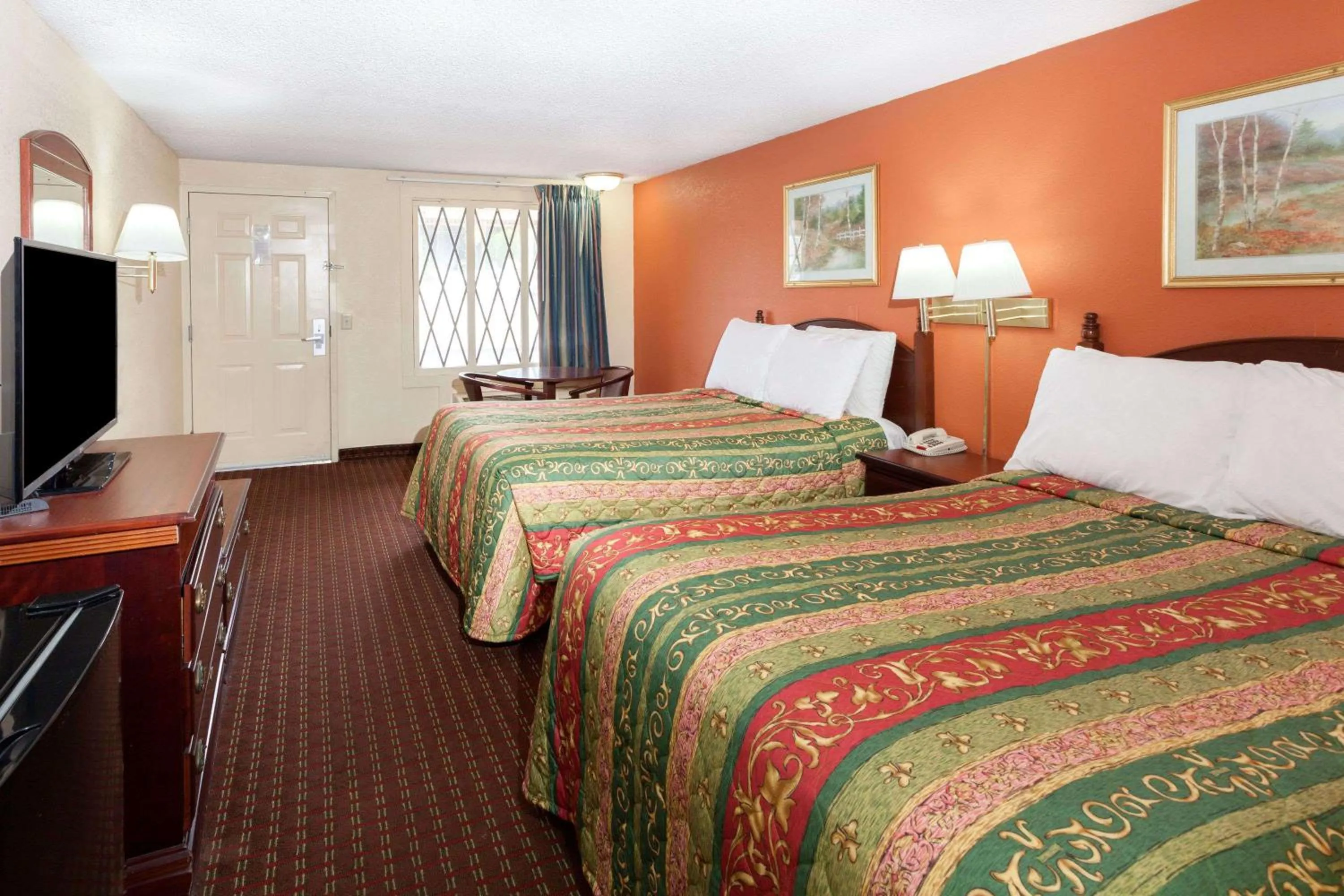 Photo of the whole room, Bed in Knights Inn - Tucker