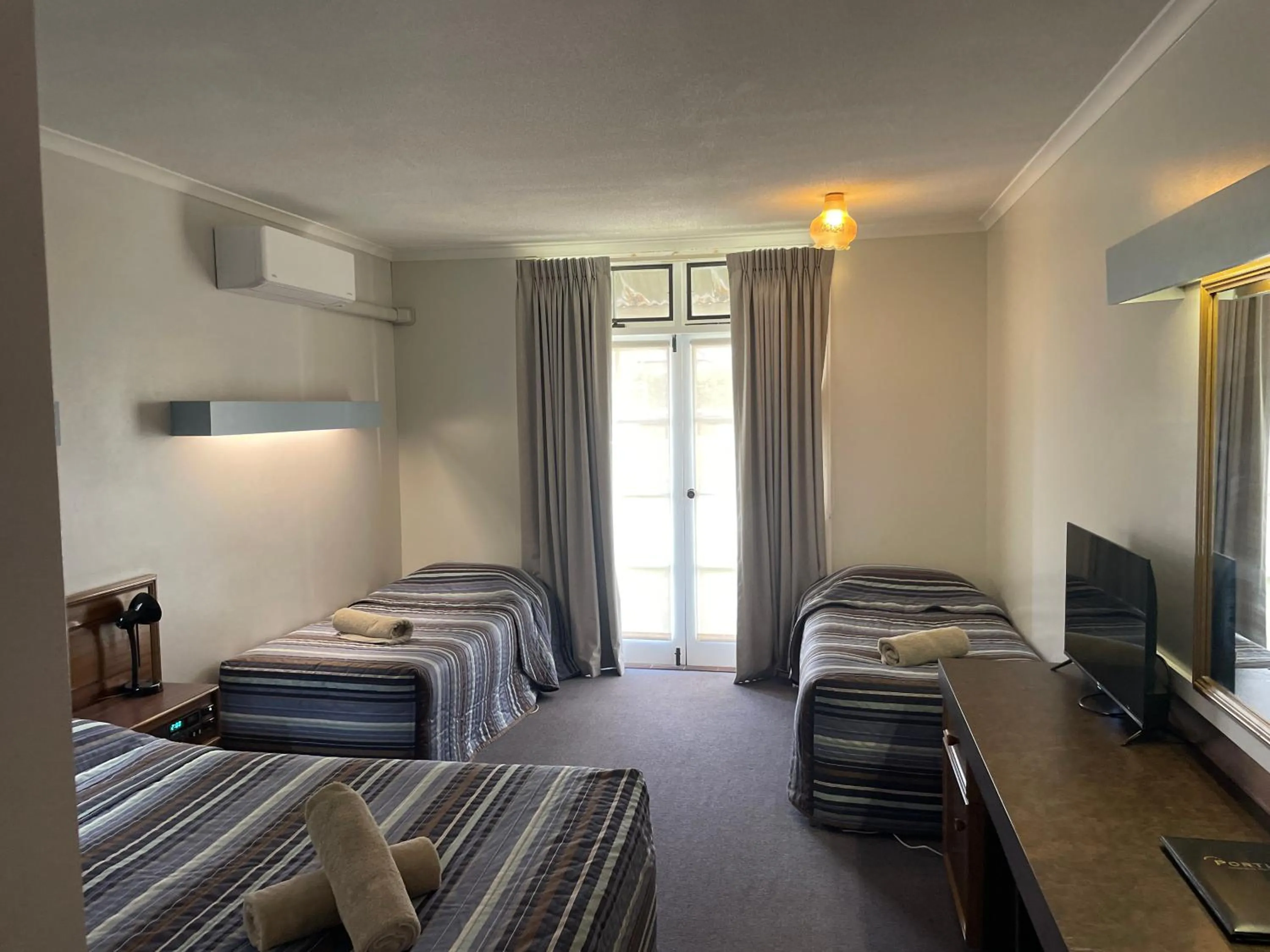 Bed in William Dutton Motel