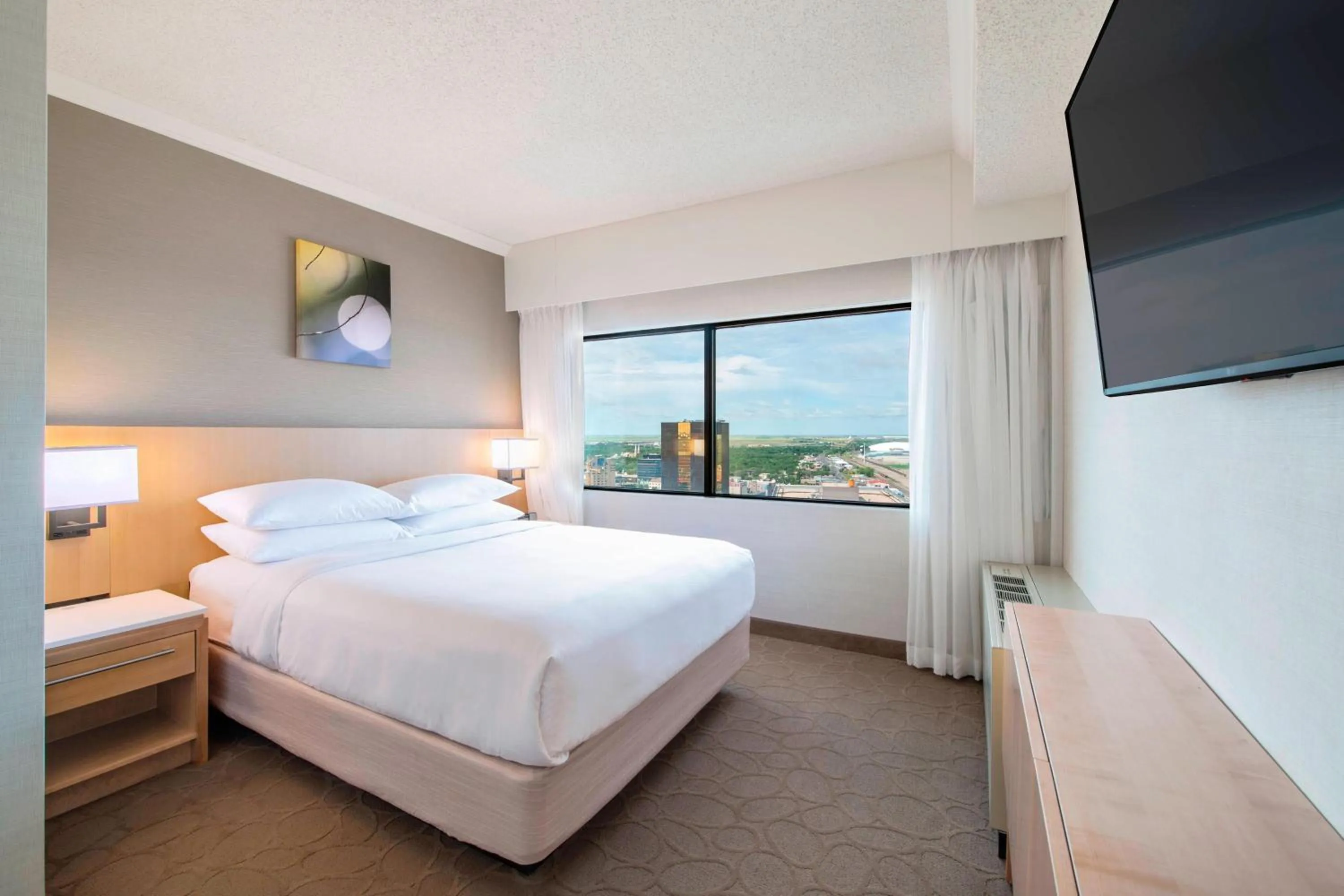 Photo of the whole room, Bed in Delta Hotels by Marriott Regina