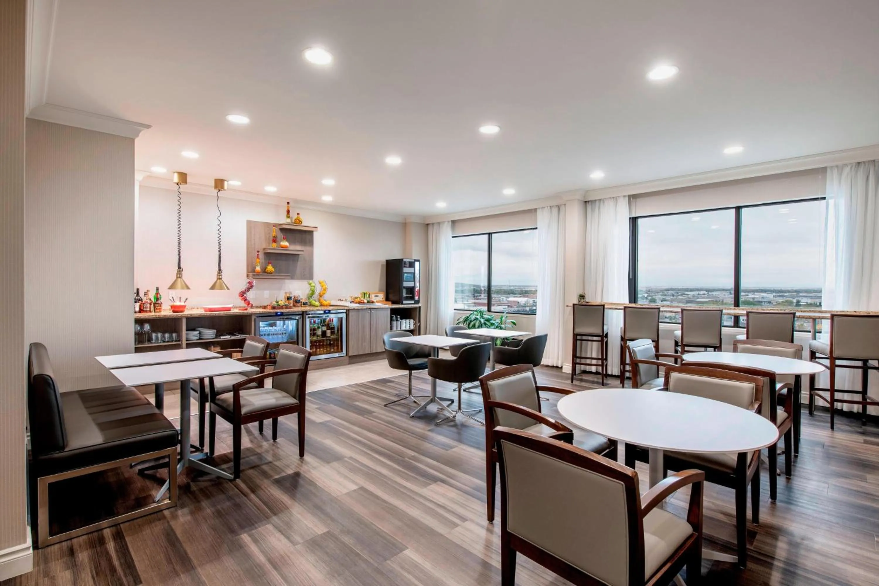 Lounge or bar in Delta Hotels by Marriott Regina