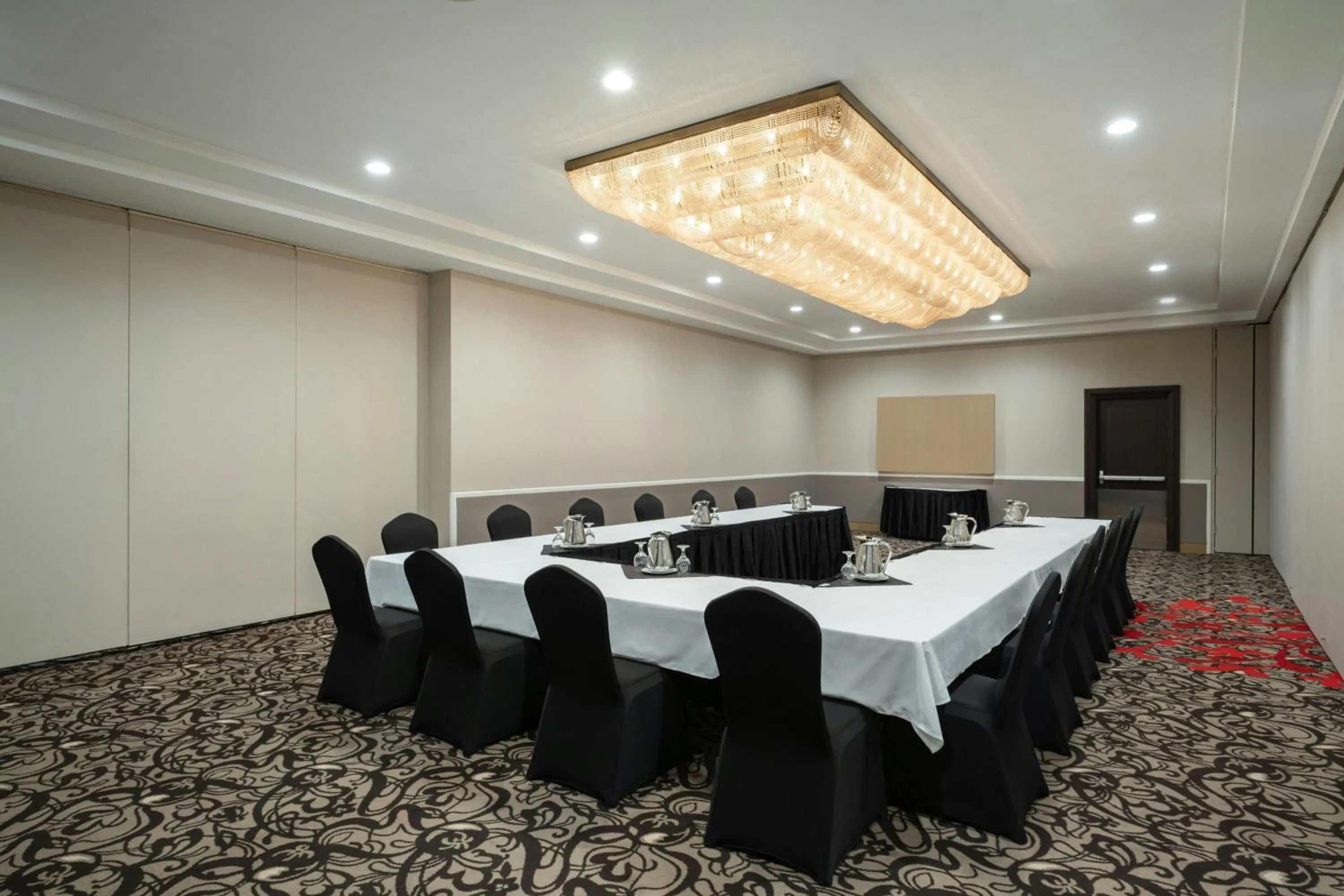Meeting/conference room in Delta Hotels by Marriott Regina