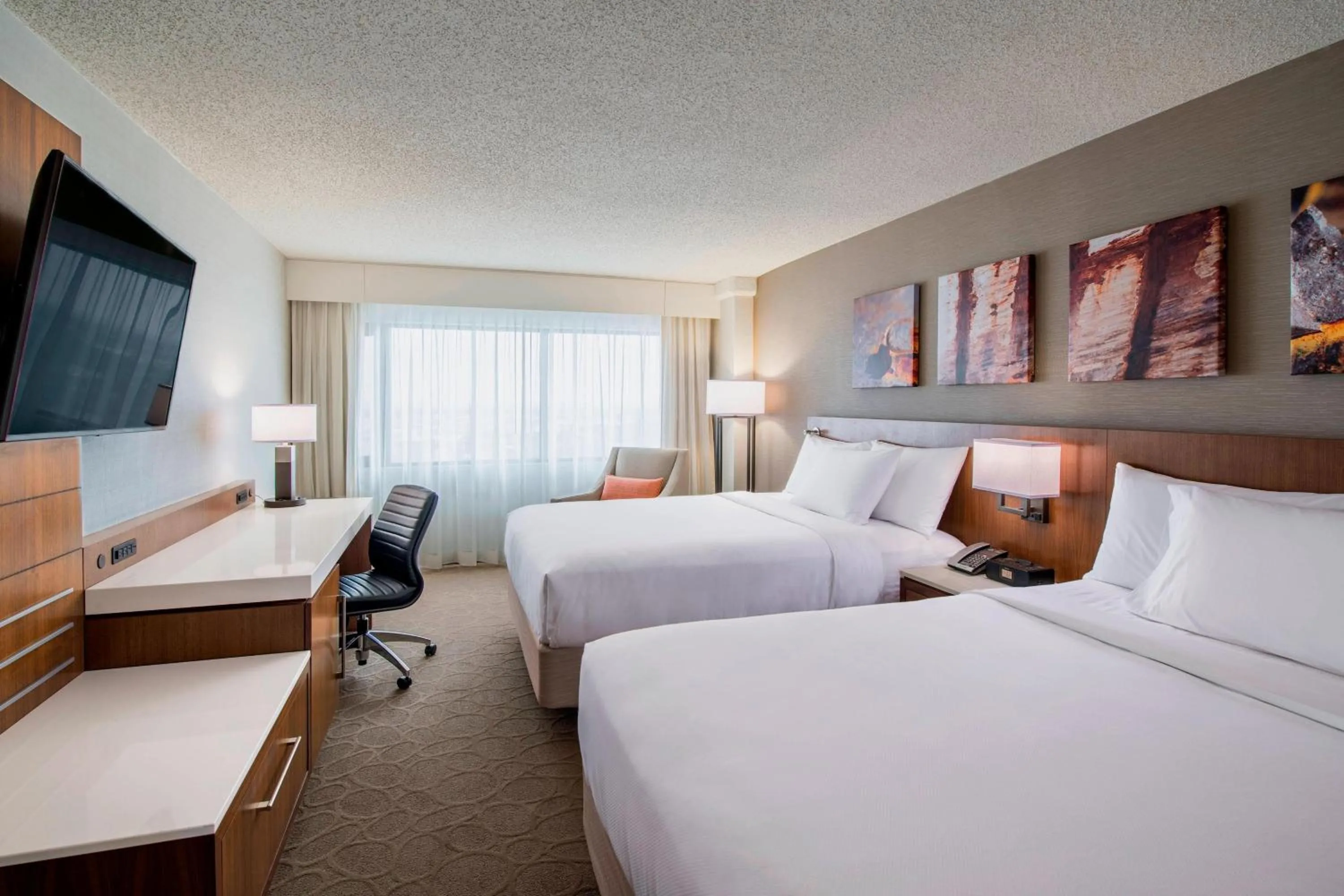 Photo of the whole room, Bed in Delta Hotels by Marriott Regina