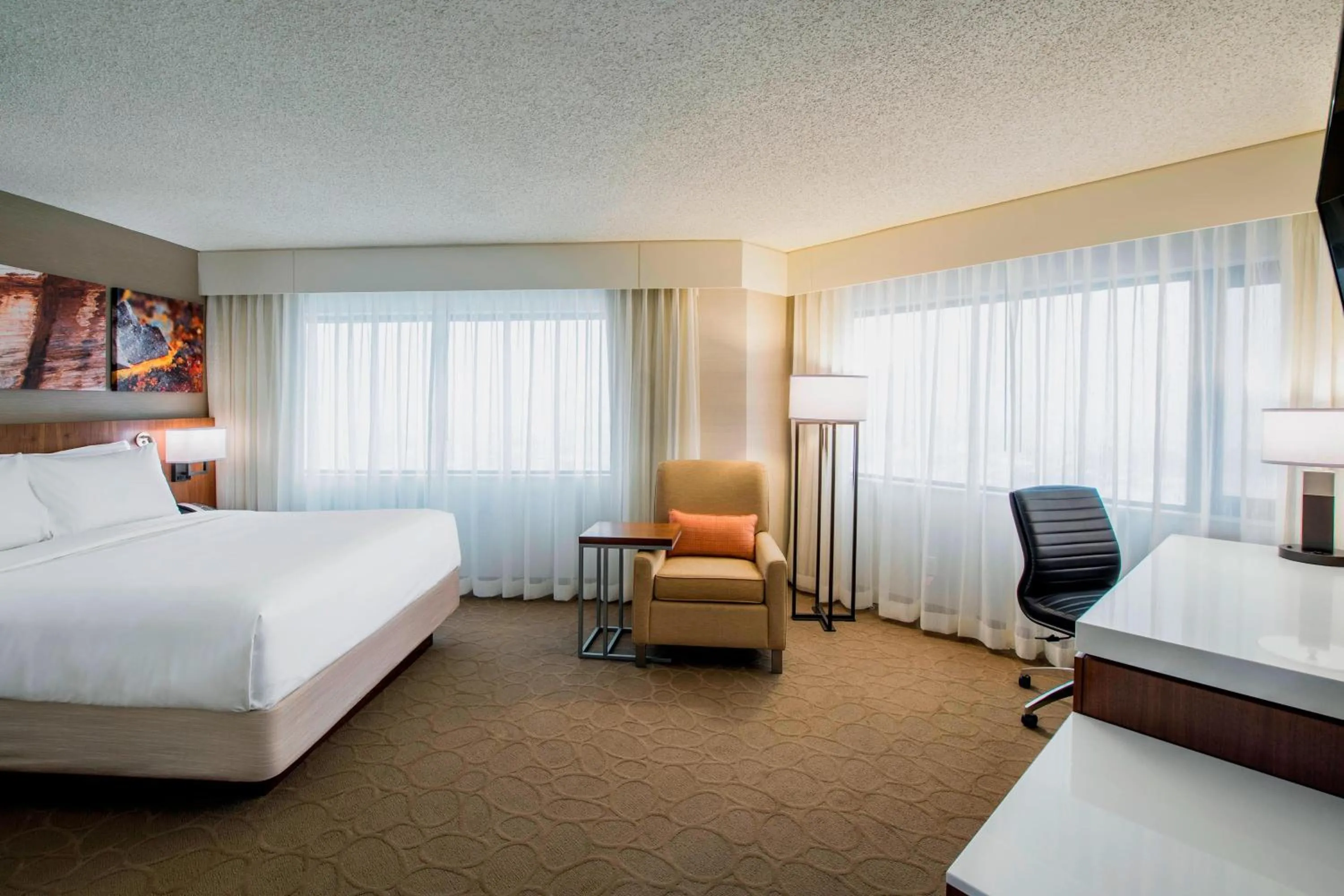 Photo of the whole room, Bed in Delta Hotels by Marriott Regina