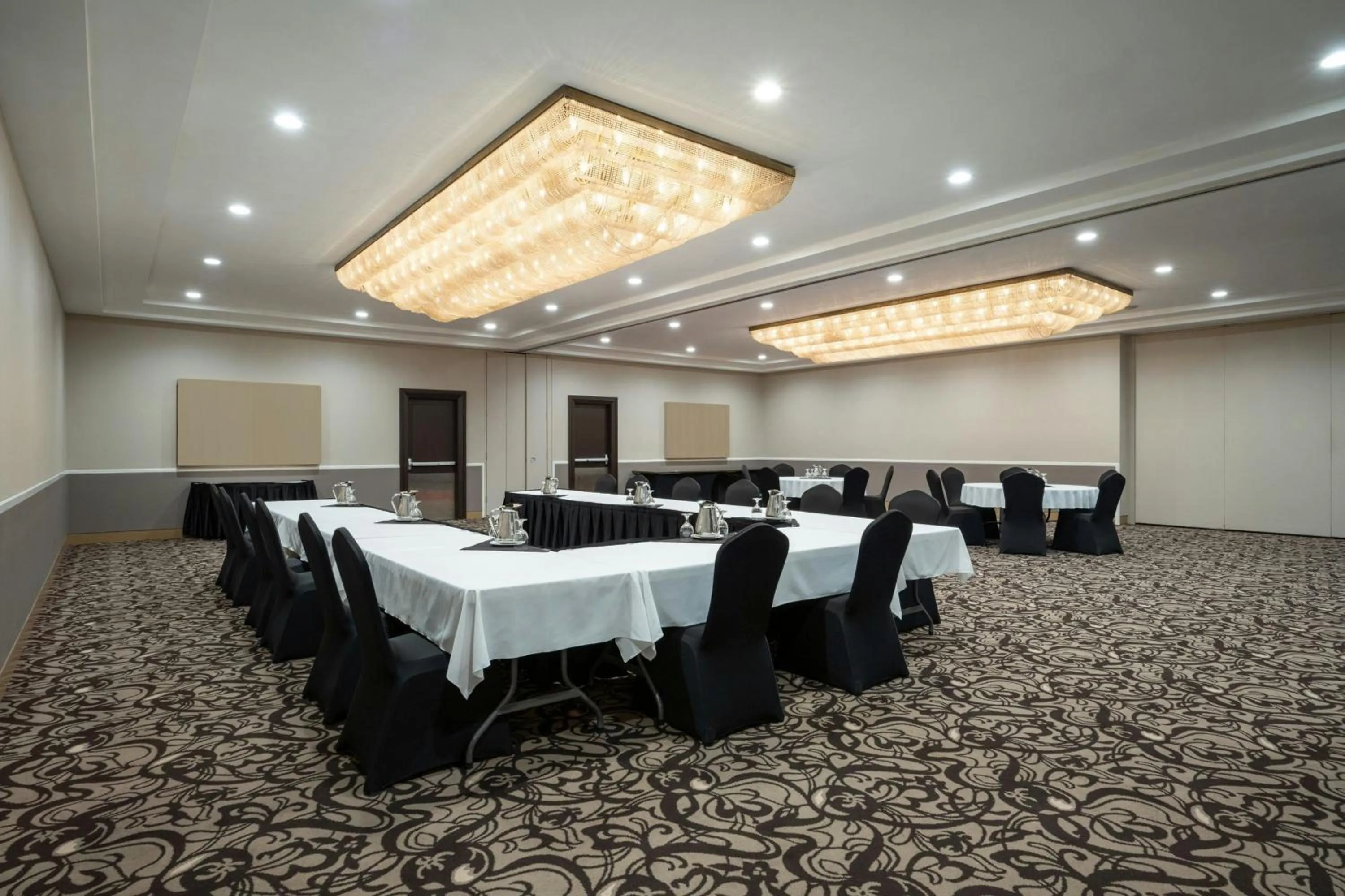Meeting/conference room in Delta Hotels by Marriott Regina