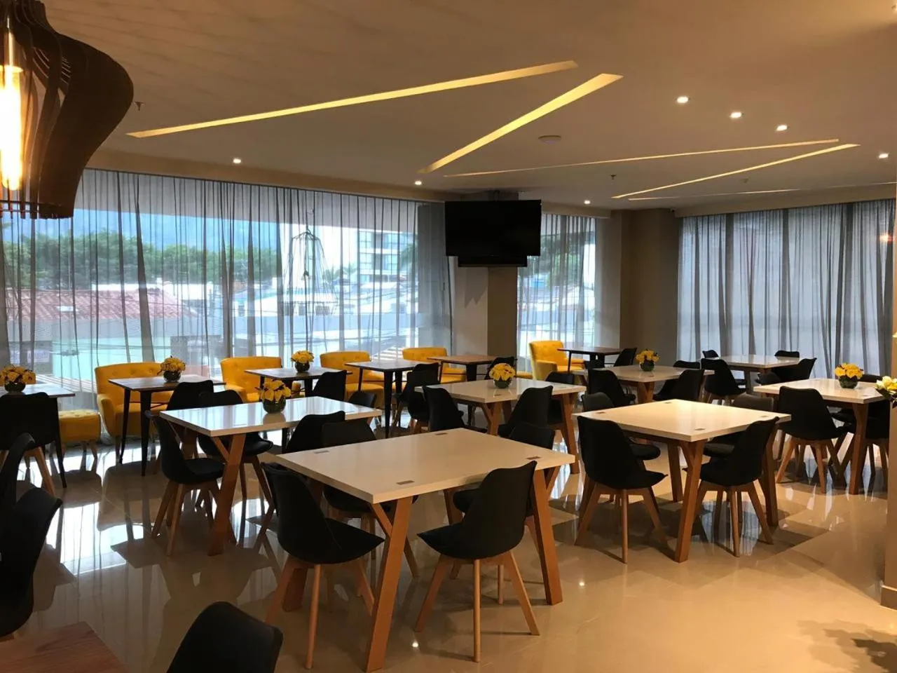 Restaurant/places to eat in Hotel F25