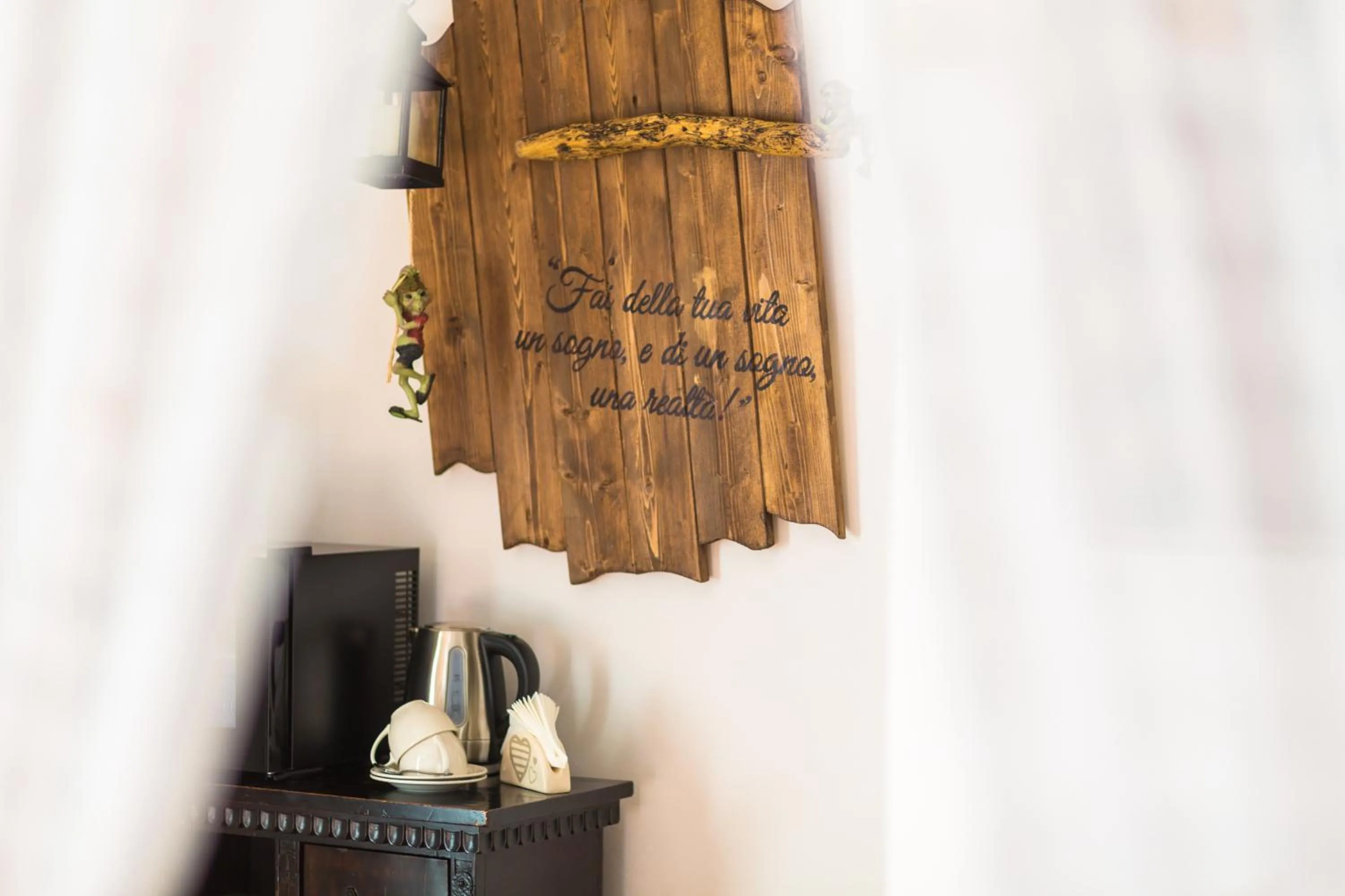 Decorative detail in B&B Il Folletto del Lago