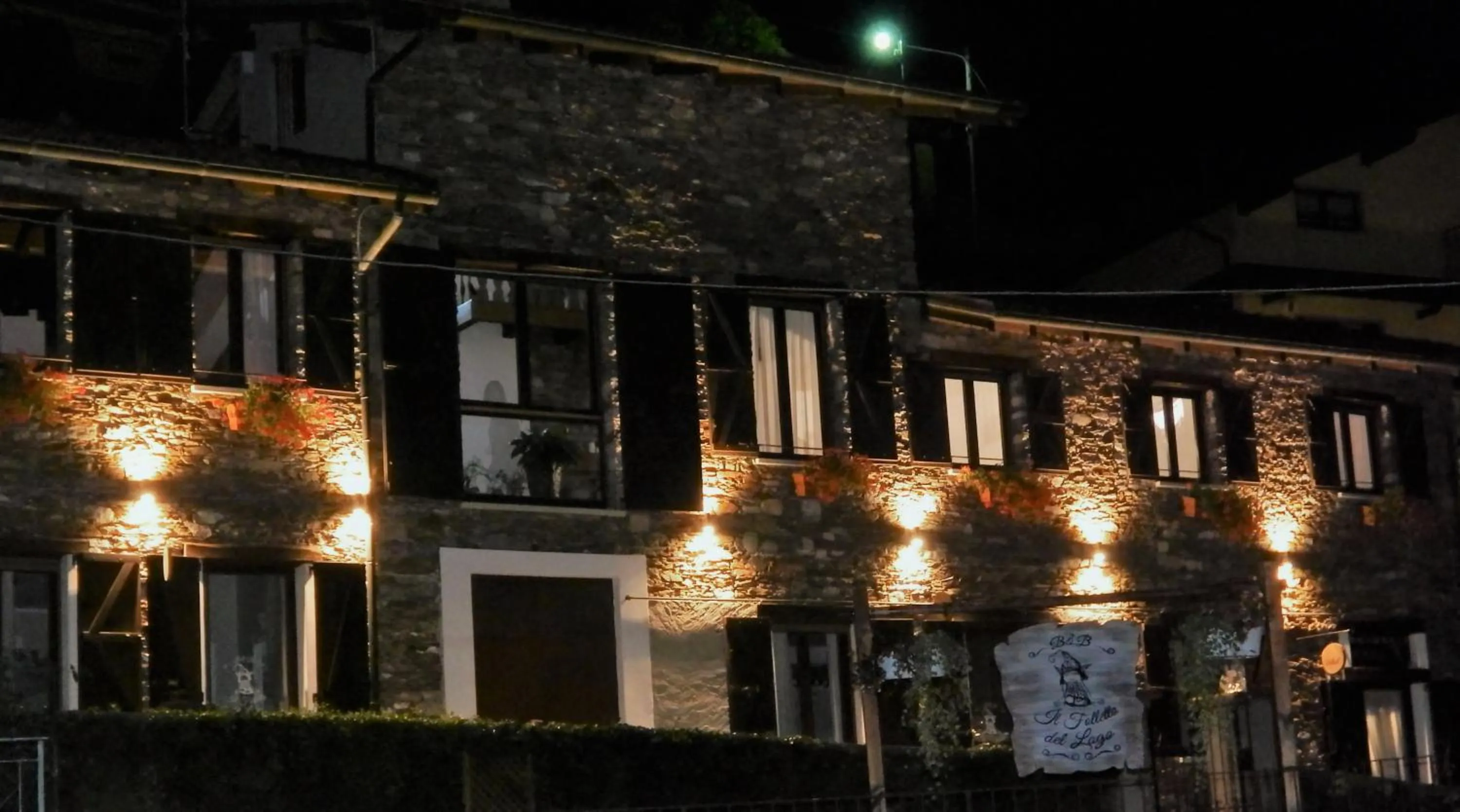 Facade/entrance in B&B Il Folletto del Lago