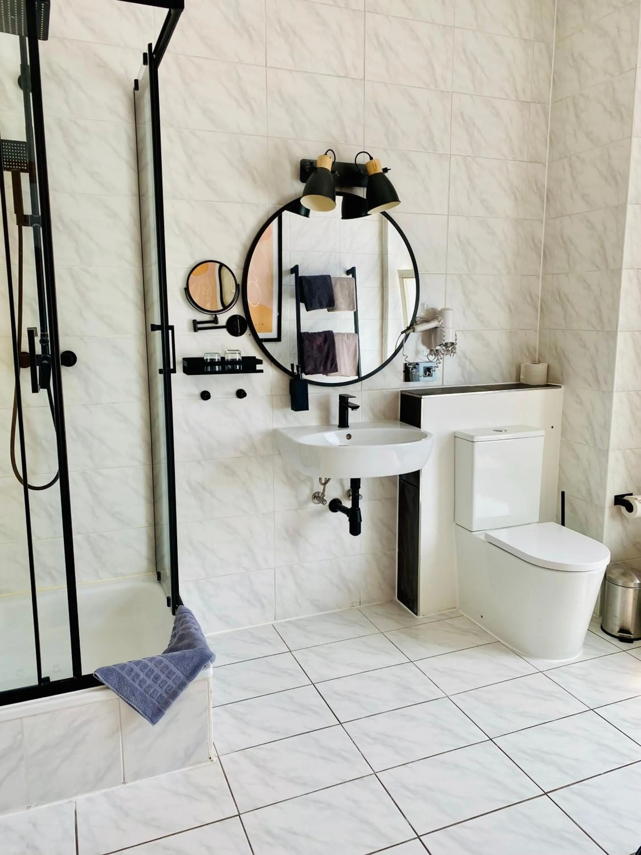 Bathroom in Bärliner Hotel