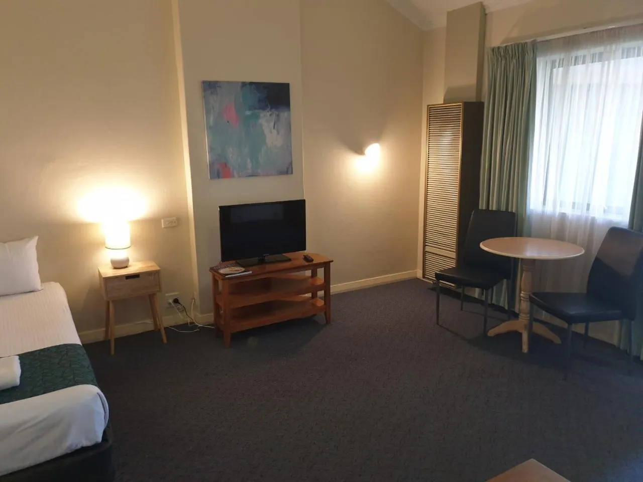 Living room, Bed in Greenways Apartments