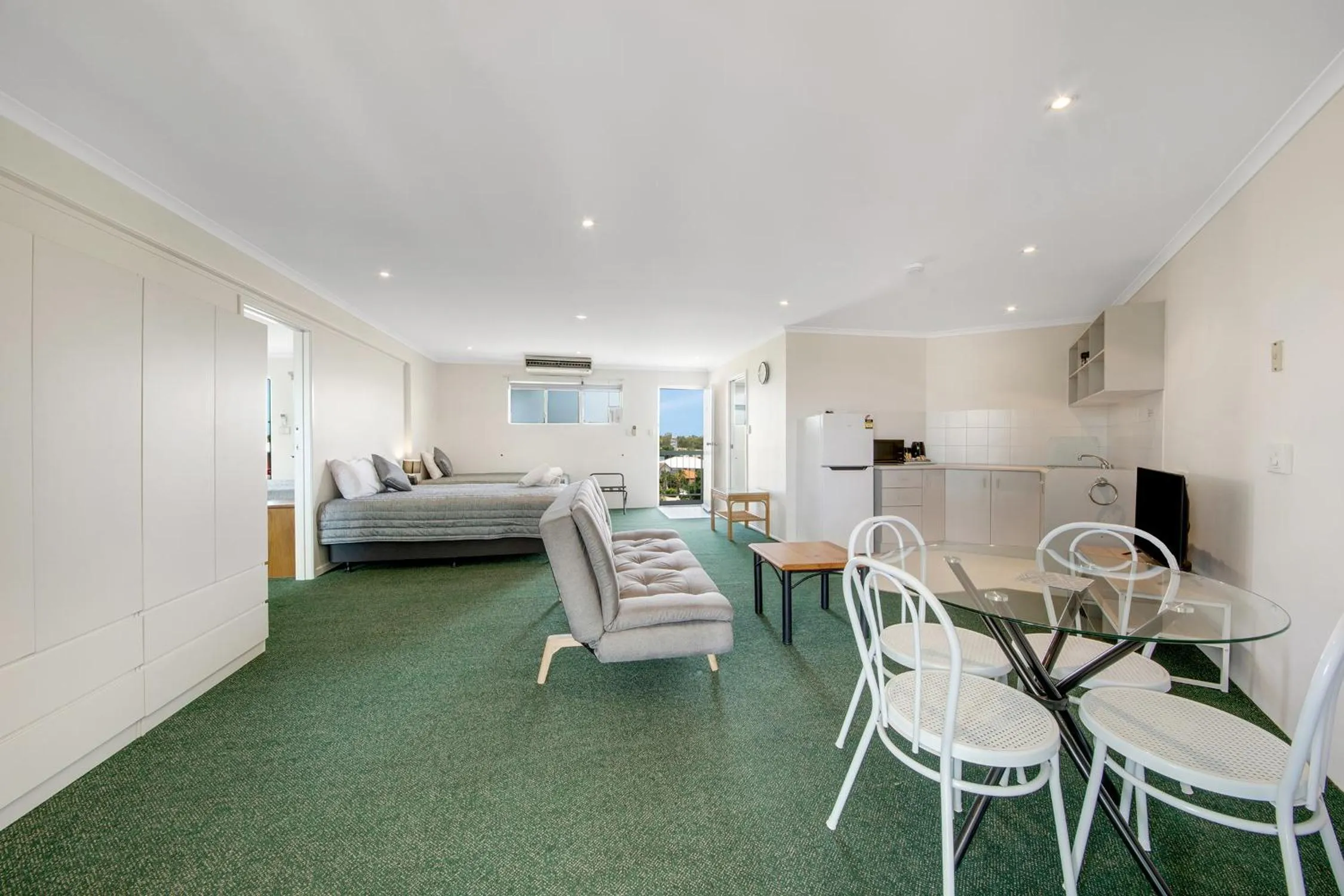 Bed in Reef Adventureland Motel