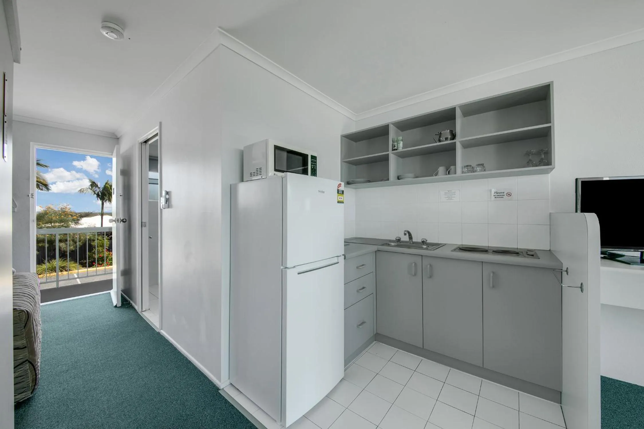 kitchen in Reef Adventureland Motel