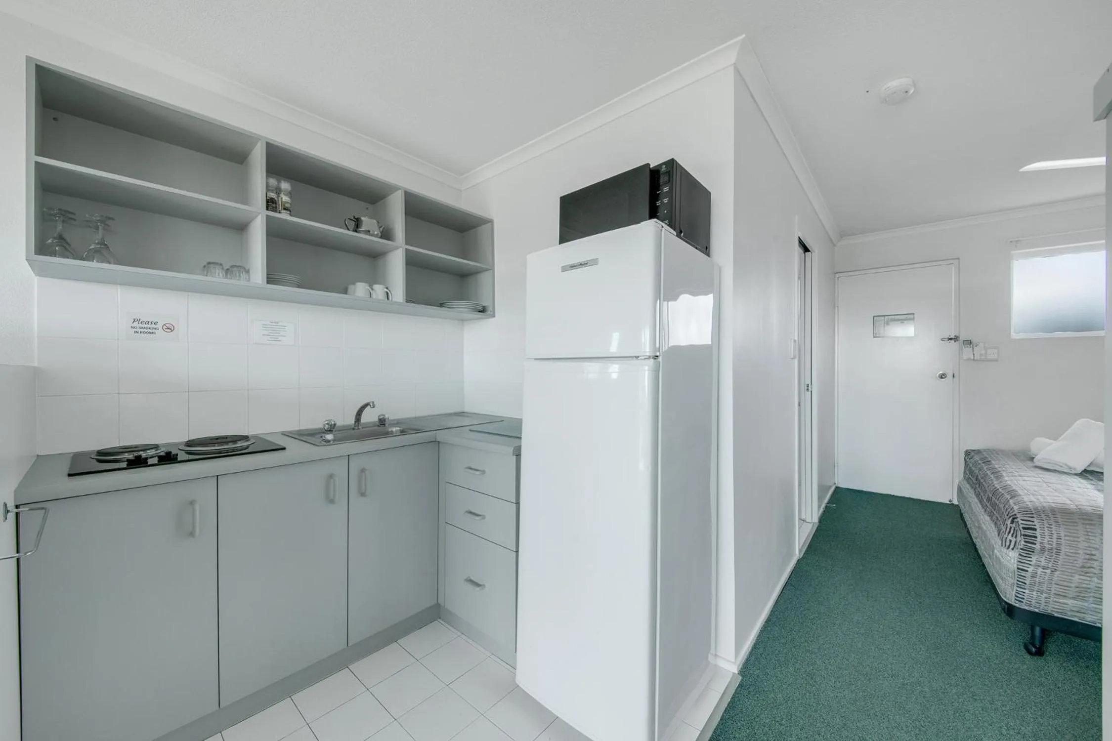 kitchen in Reef Adventureland Motel