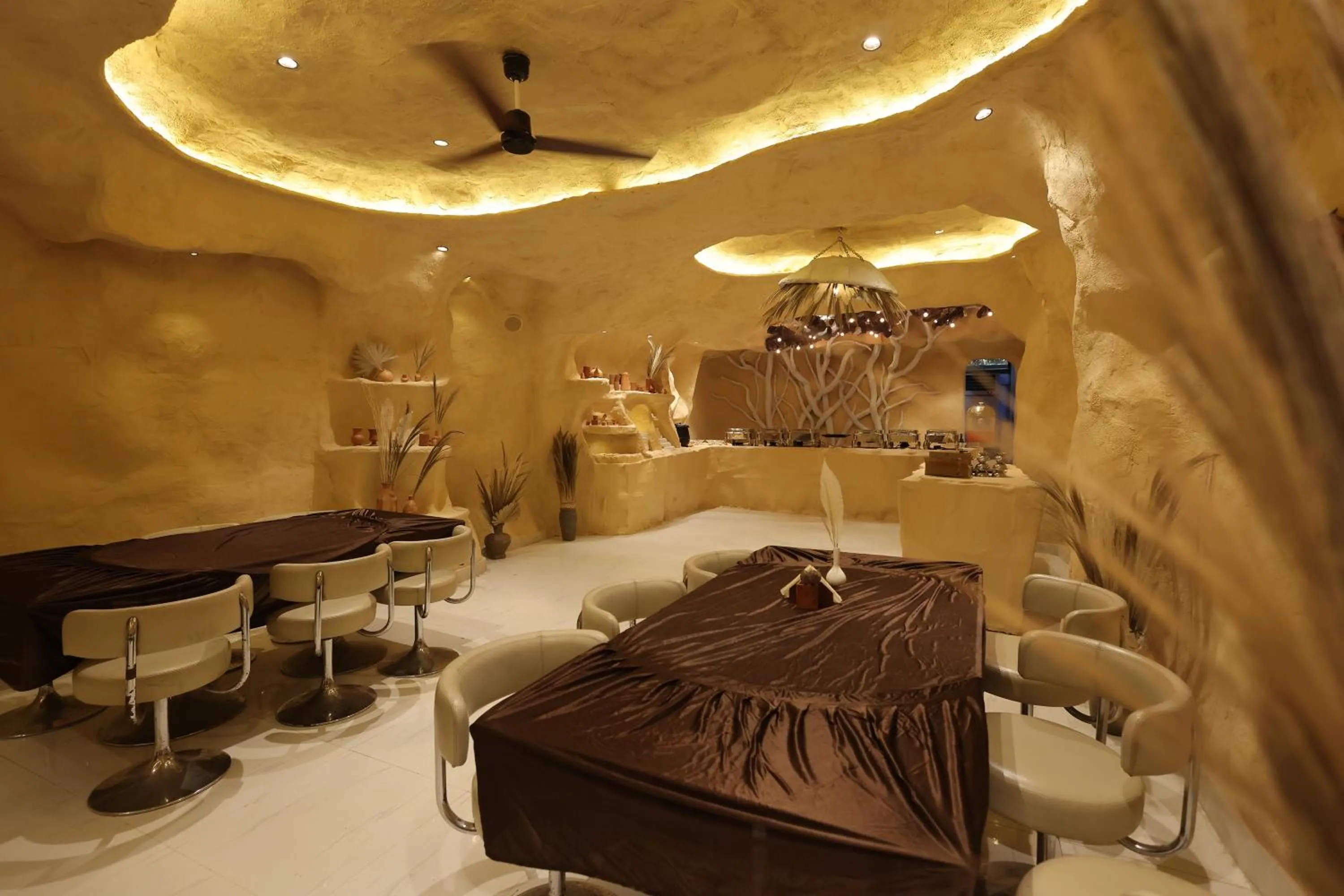 Restaurant/places to eat in Hotel King Garden