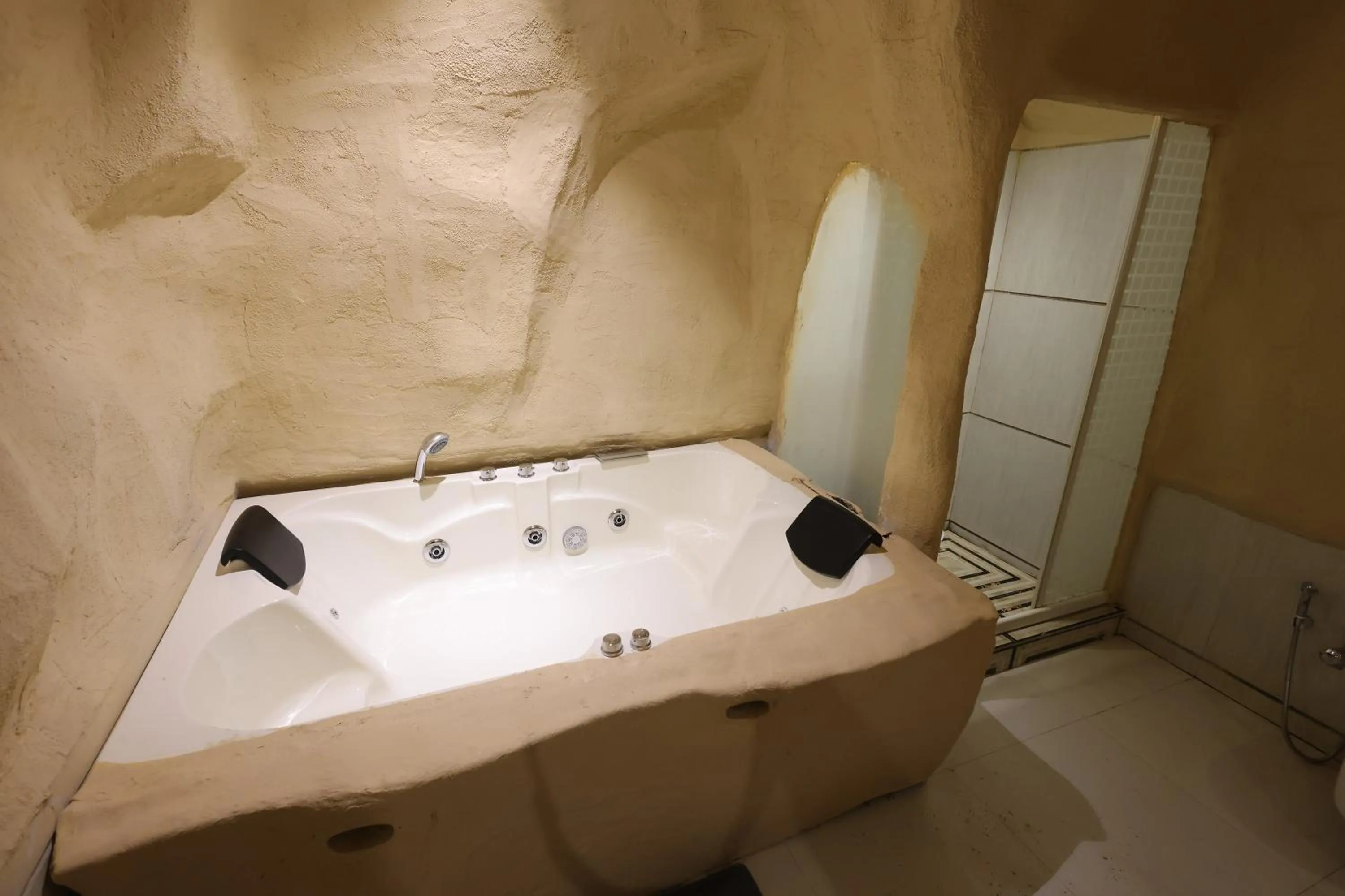 Hot Tub in Hotel King Garden