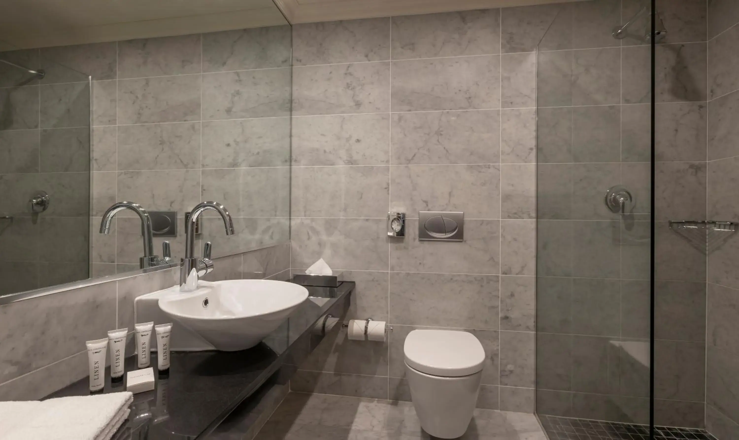 Double Room in The Victoria Hotel Double Room in The Victoria Hotel