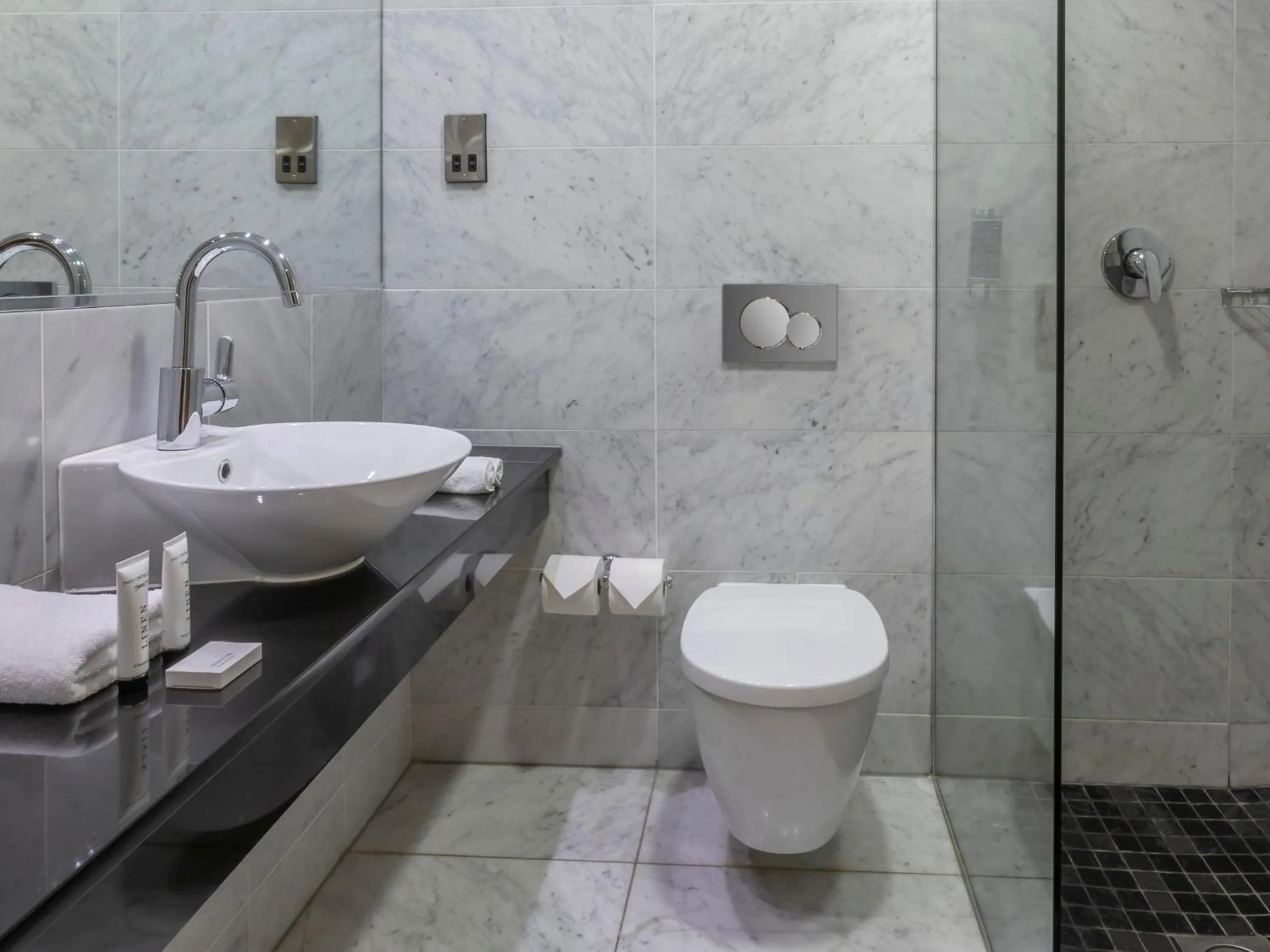 Shower in The Victoria Hotel