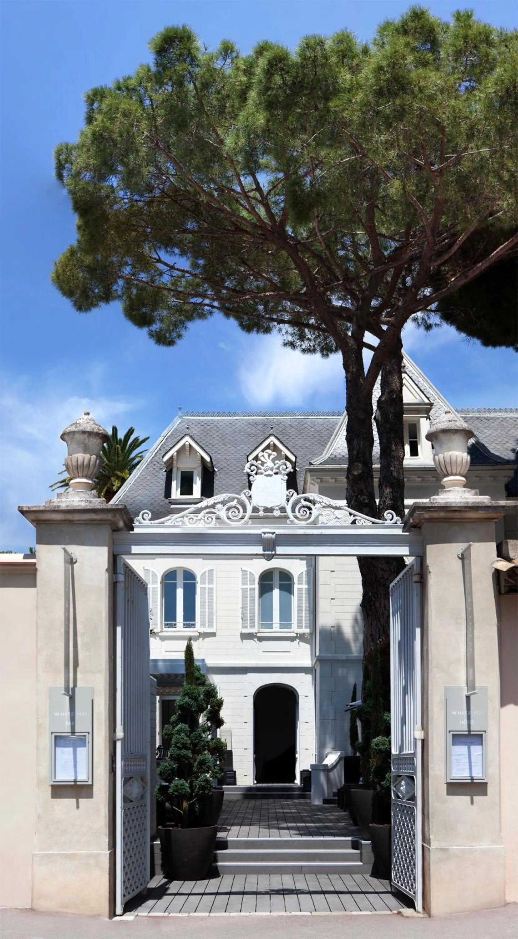 Facade/entrance in White 1921