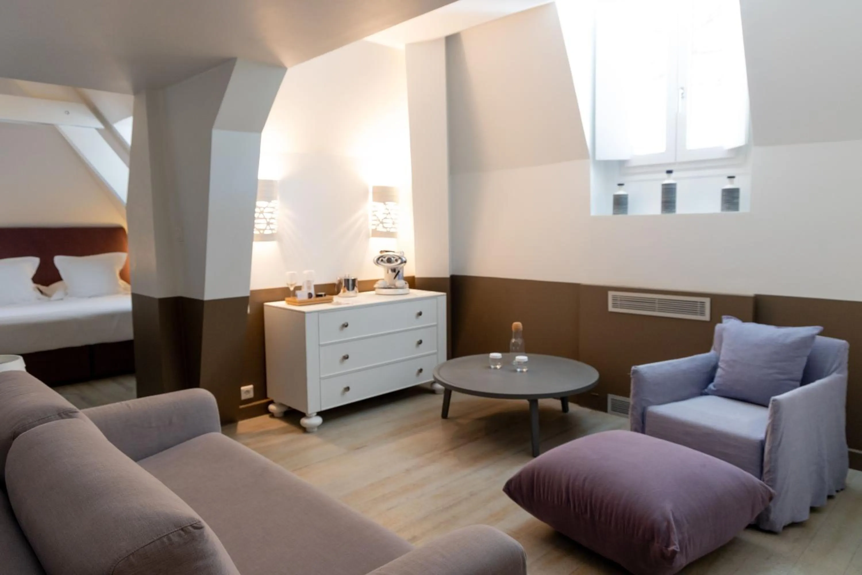 Living room in White 1921