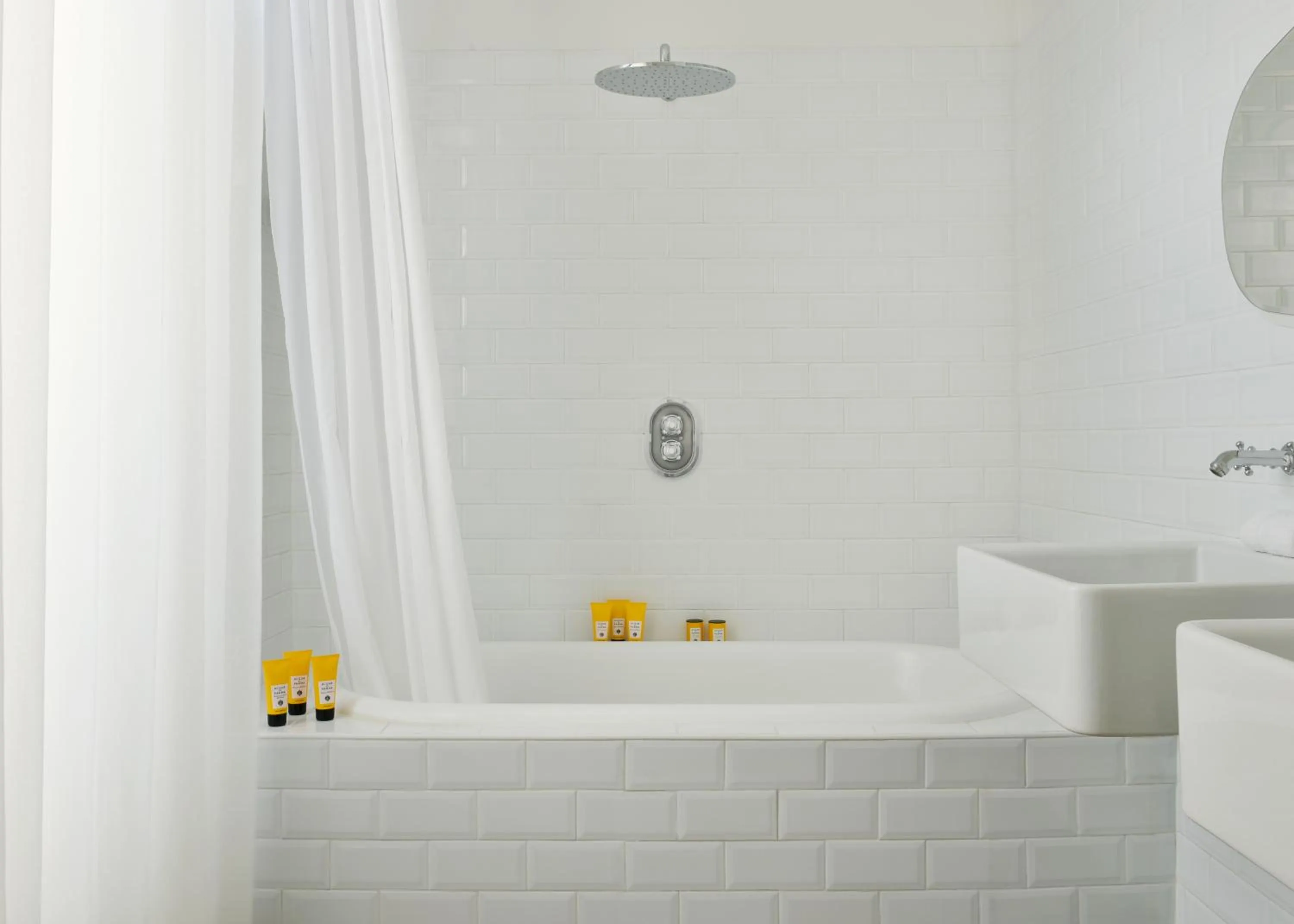 Bathroom in White 1921