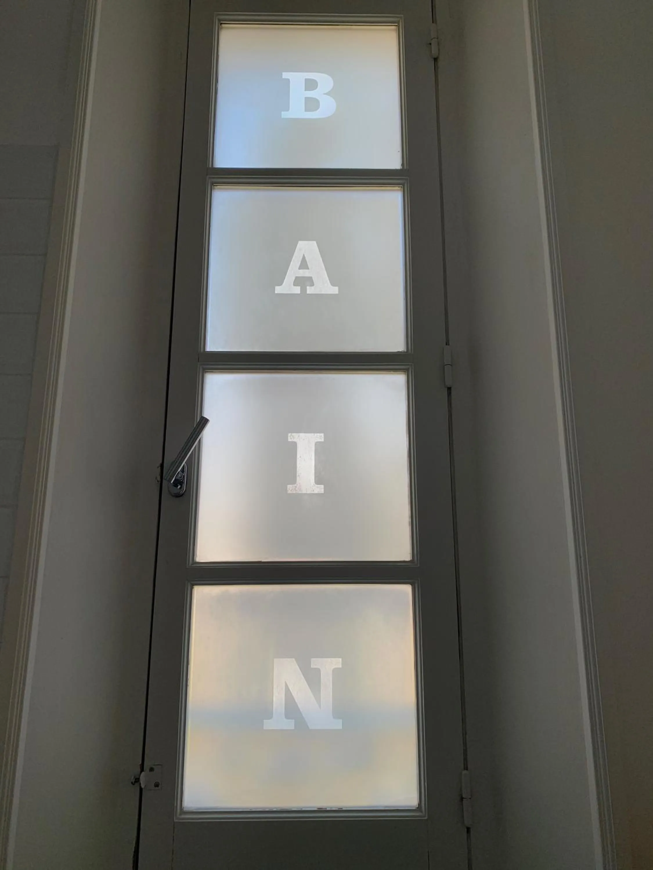 Bathroom in White 1921