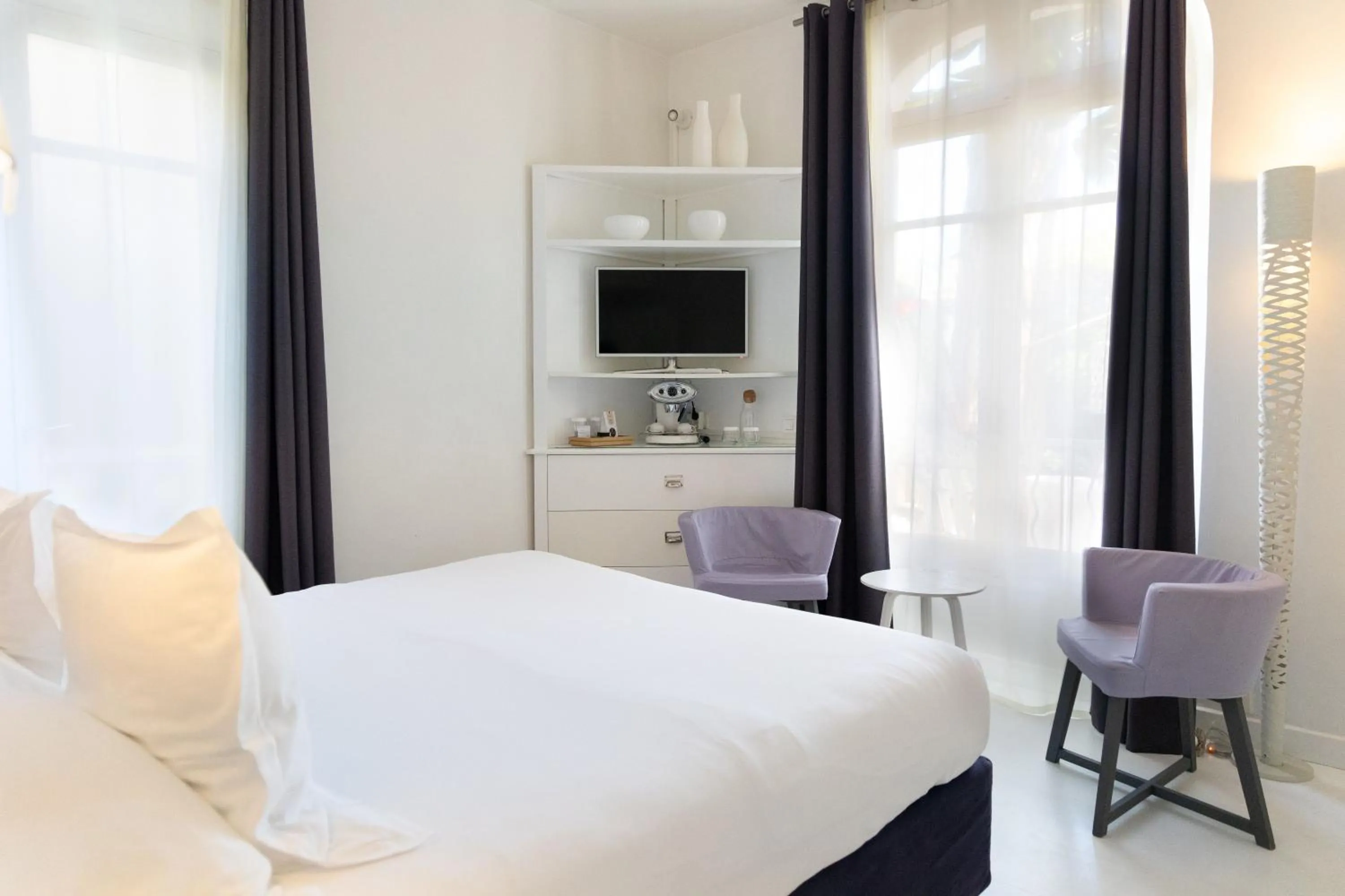 Photo of the whole room, Bed in White 1921