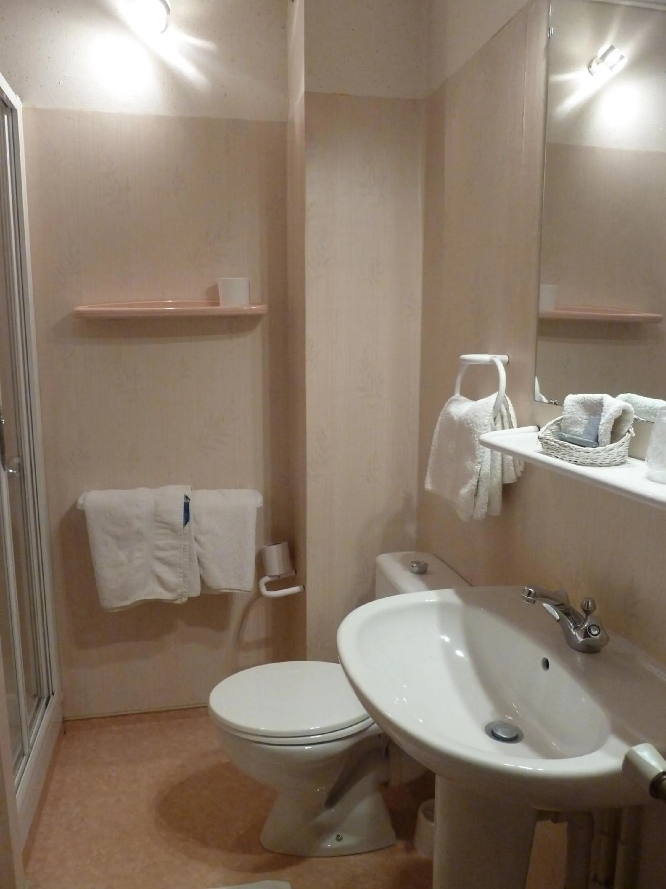 Bathroom in Hôtel de France