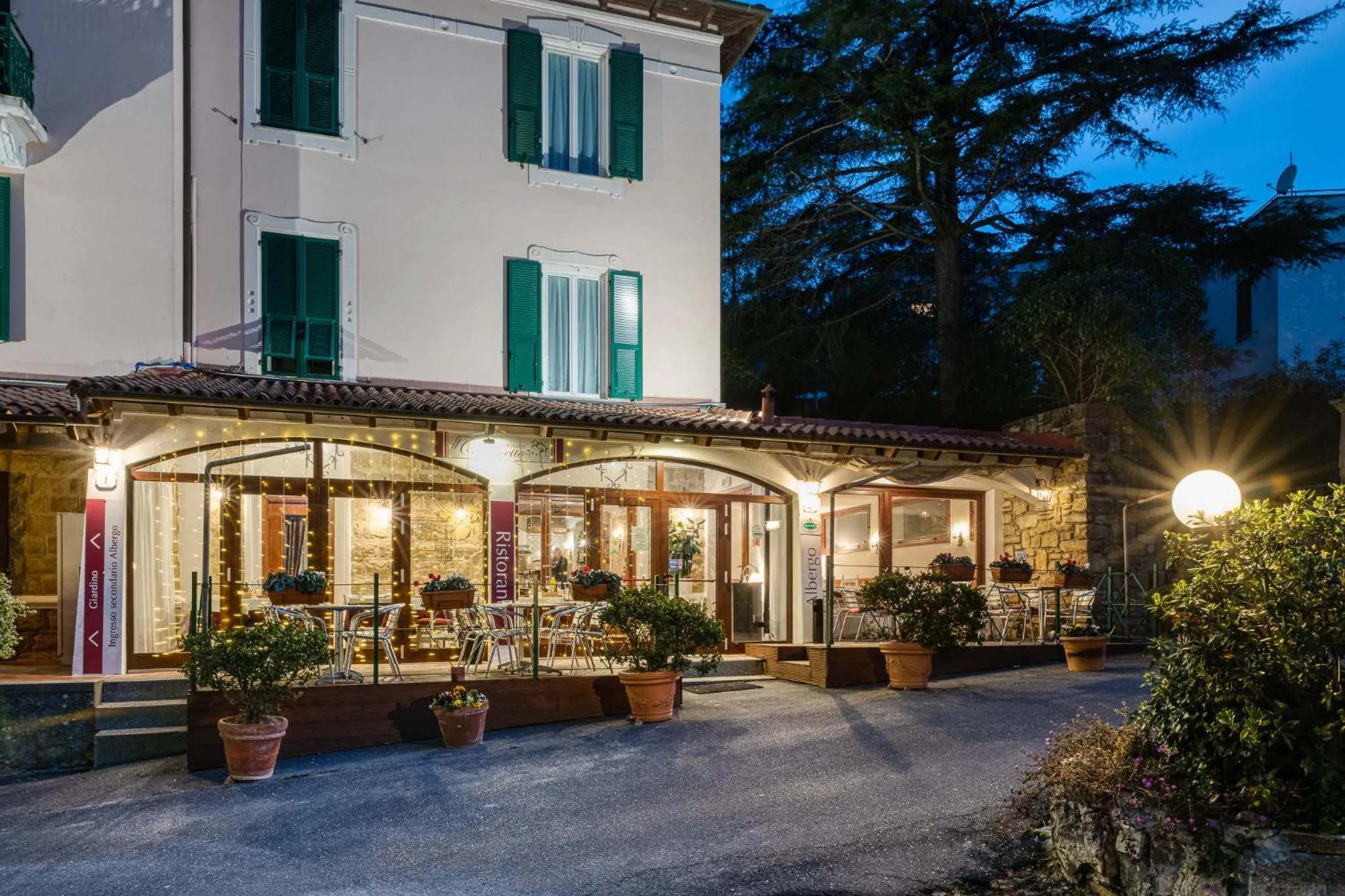 Property building in Hotel Ristorante Il Caminetto