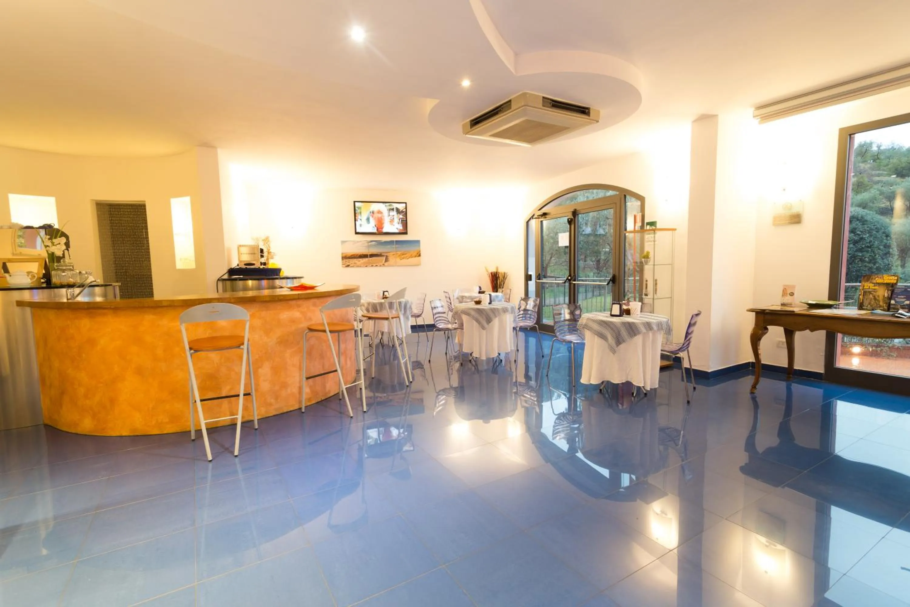 Lounge or bar in Baia Blu RTA Residence