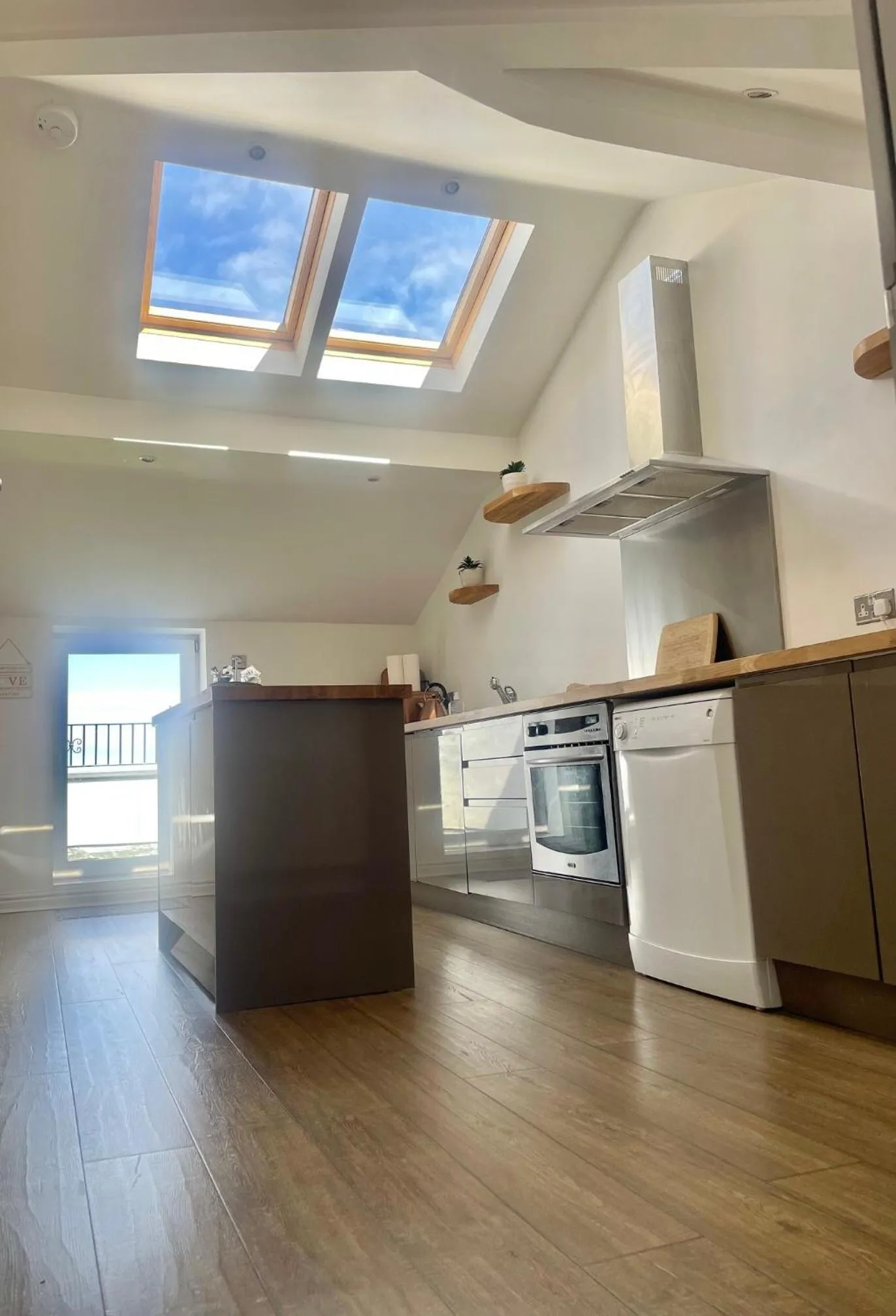 Kitchen or kitchenette in Beach House 3 Bed Penthouse Apartment