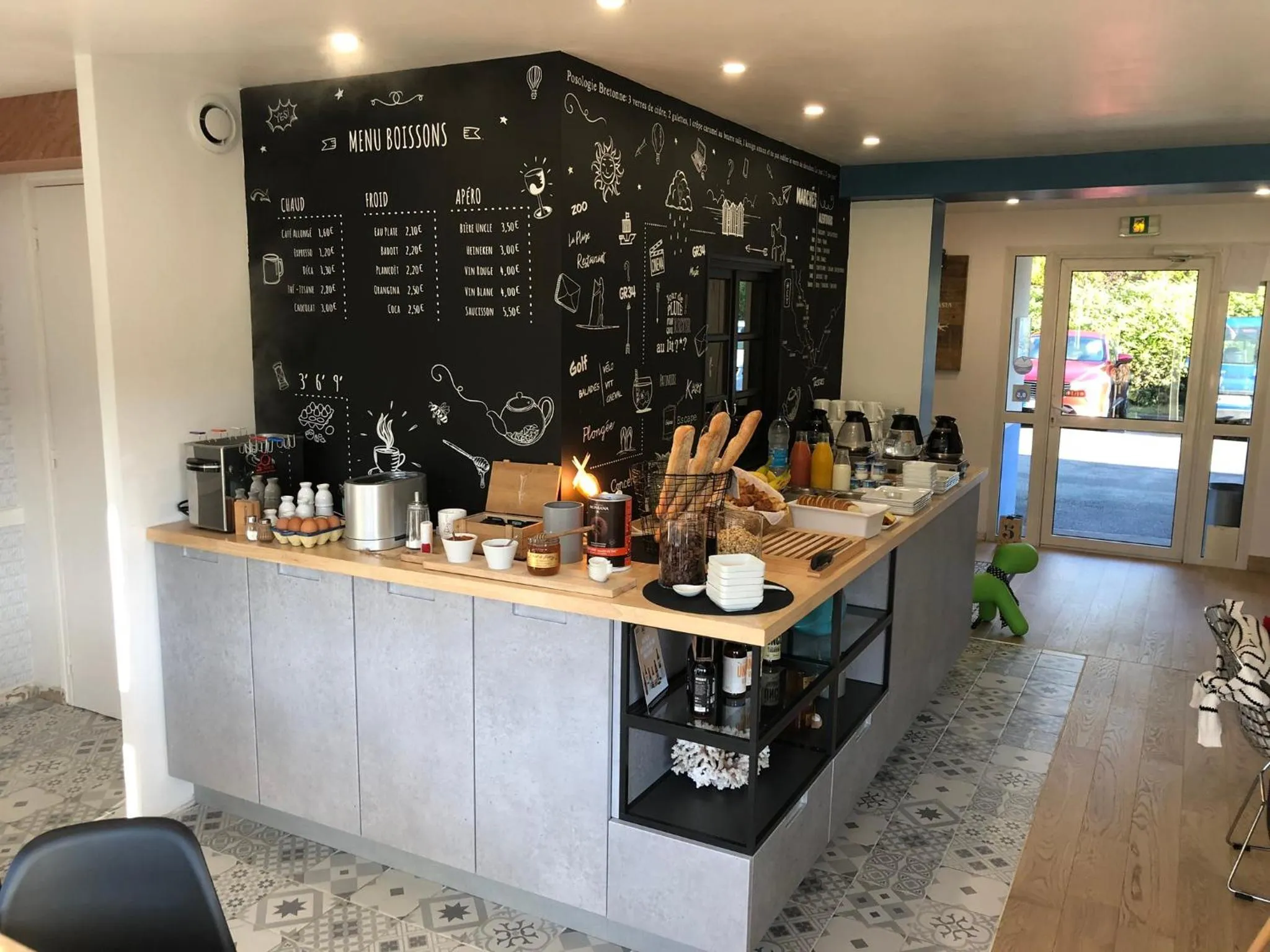 Coffee/tea facilities in Hôtel Heod - Binic - Saint-Quay-Portrieux