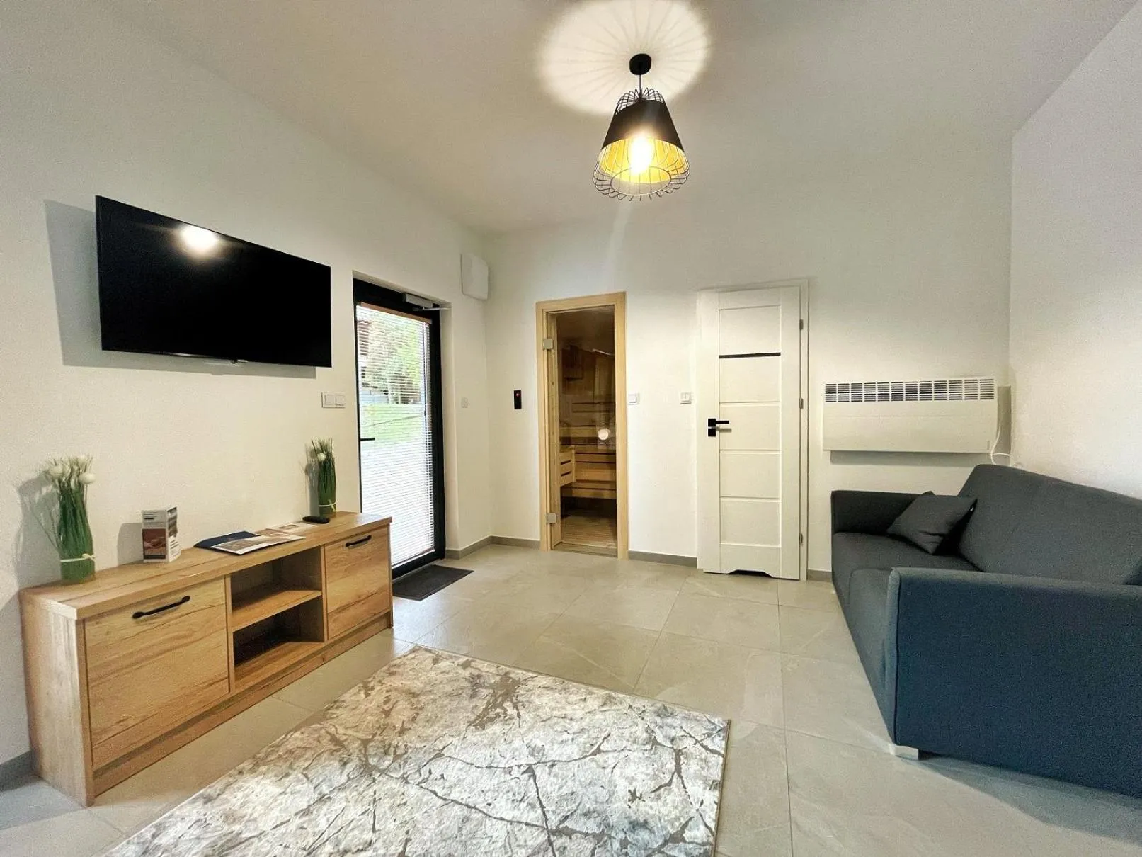 Communal lounge/ TV room in Hotel Robert's Port