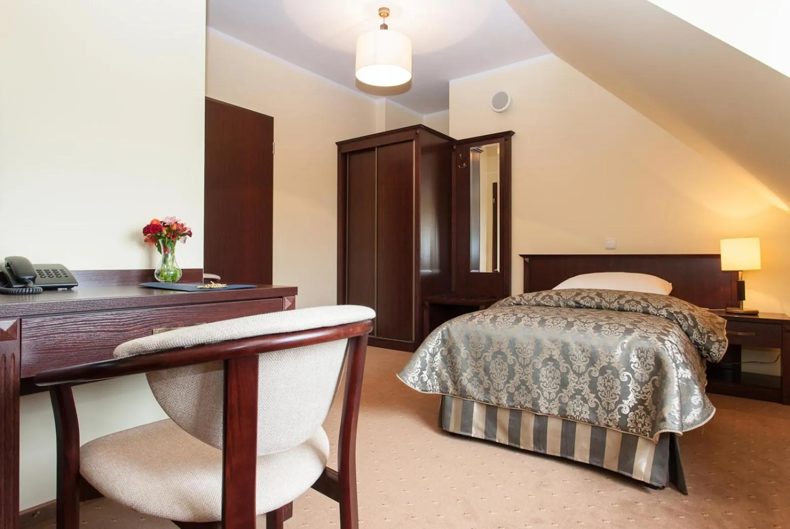 Bed in Hotel Robert's Port